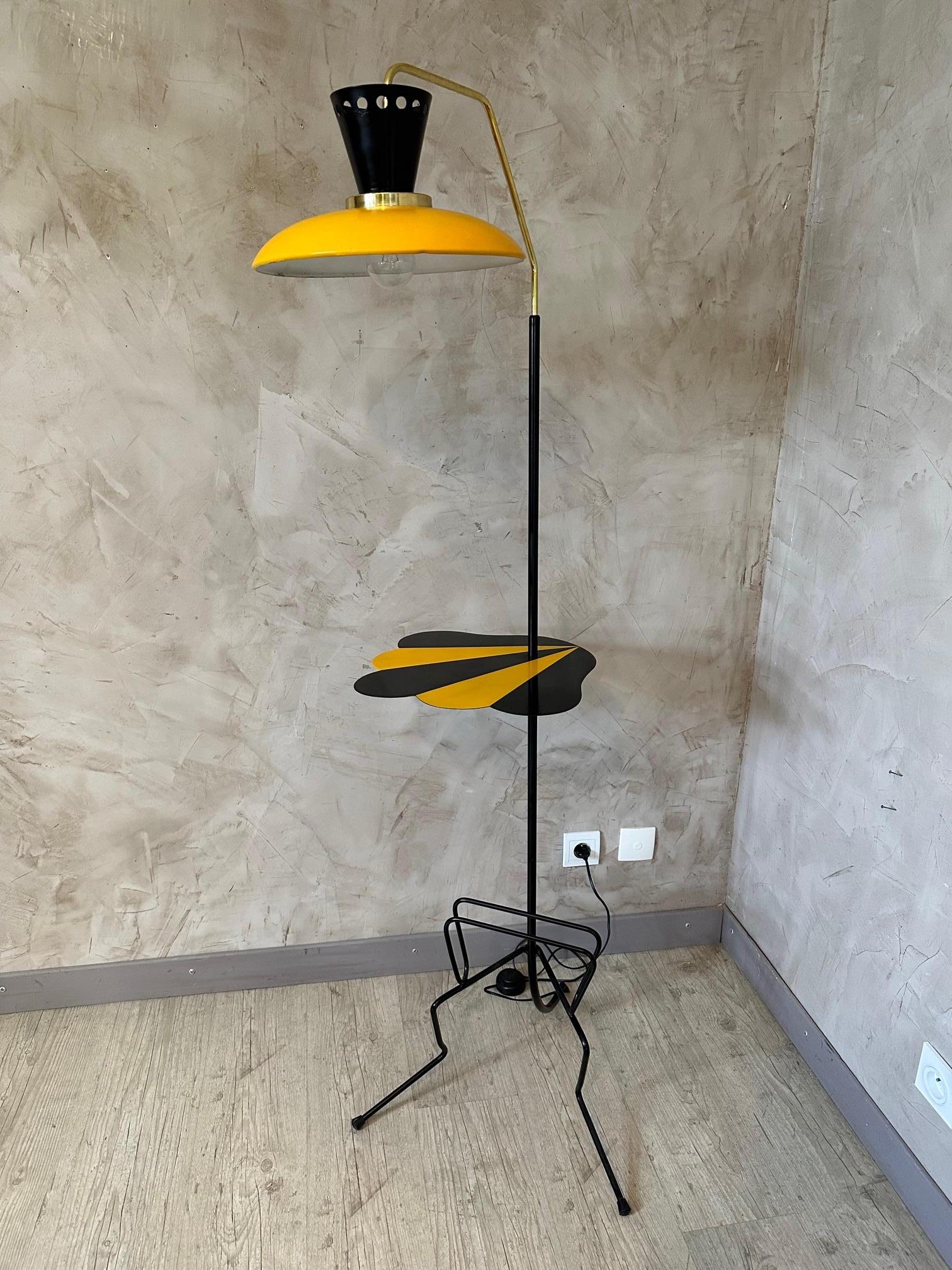 Französische Stehlampe aus Messing, gelbem und schwarzem Metall des 20. Jahrhunderts, 1960er Jahre im Angebot 8