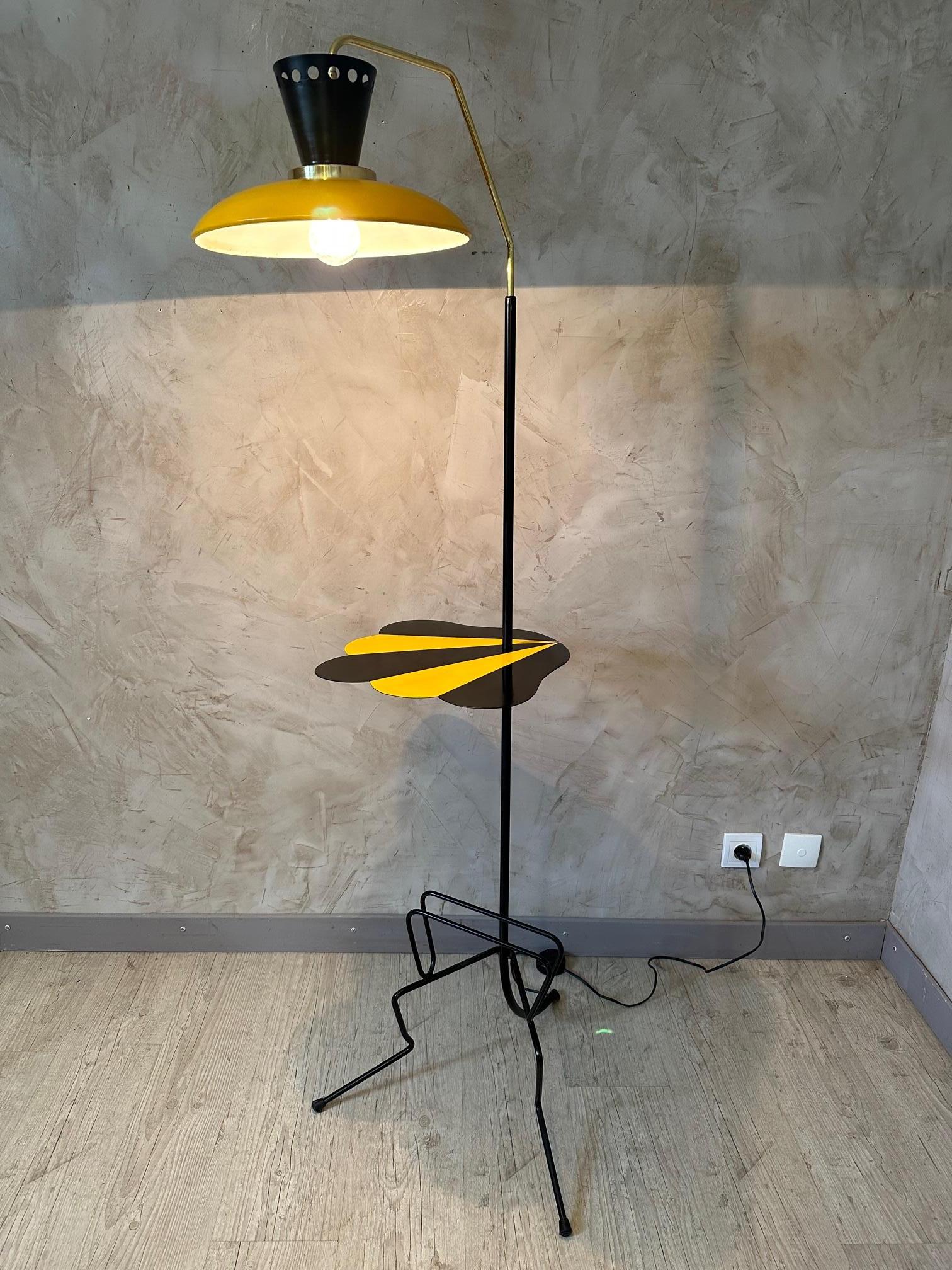 Very beautiful and unique vintage floor lamp from the 60s in brass and metal.
Mid-height enameled metal tray in the shape of a black and yellow rotating shell allowing you to place a book or a glass.
Black and yellow metal lampshade and brass