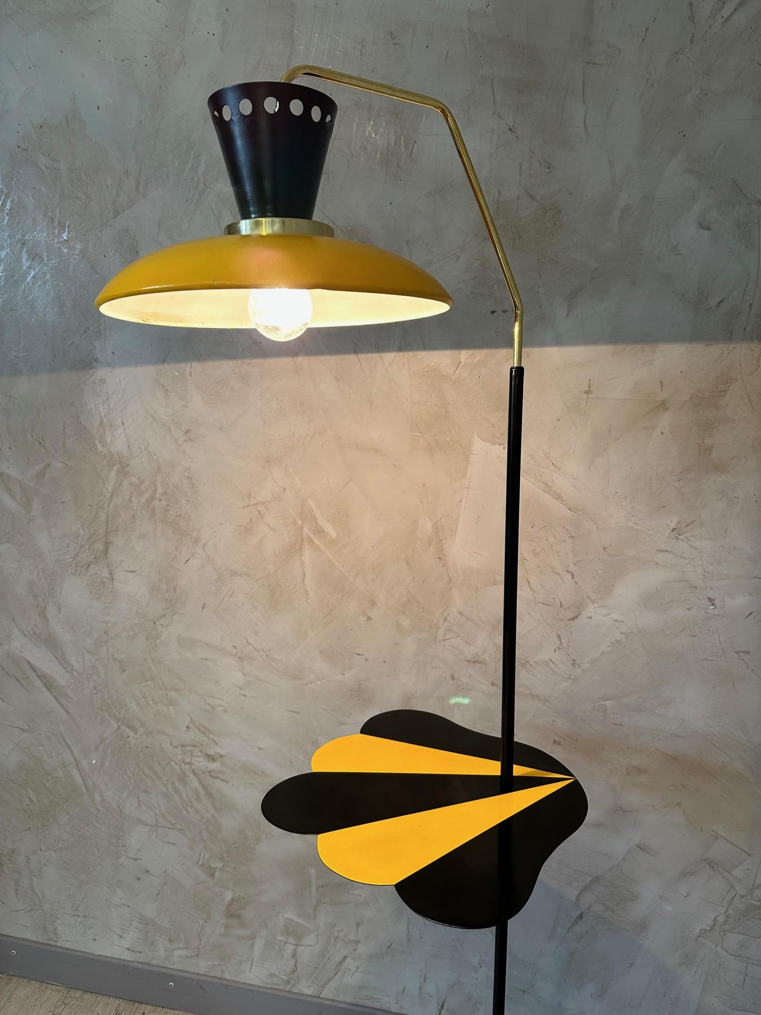 Französische Stehlampe aus Messing, gelbem und schwarzem Metall des 20. Jahrhunderts, 1960er Jahre im Zustand „Gut“ im Angebot in LEGNY, FR