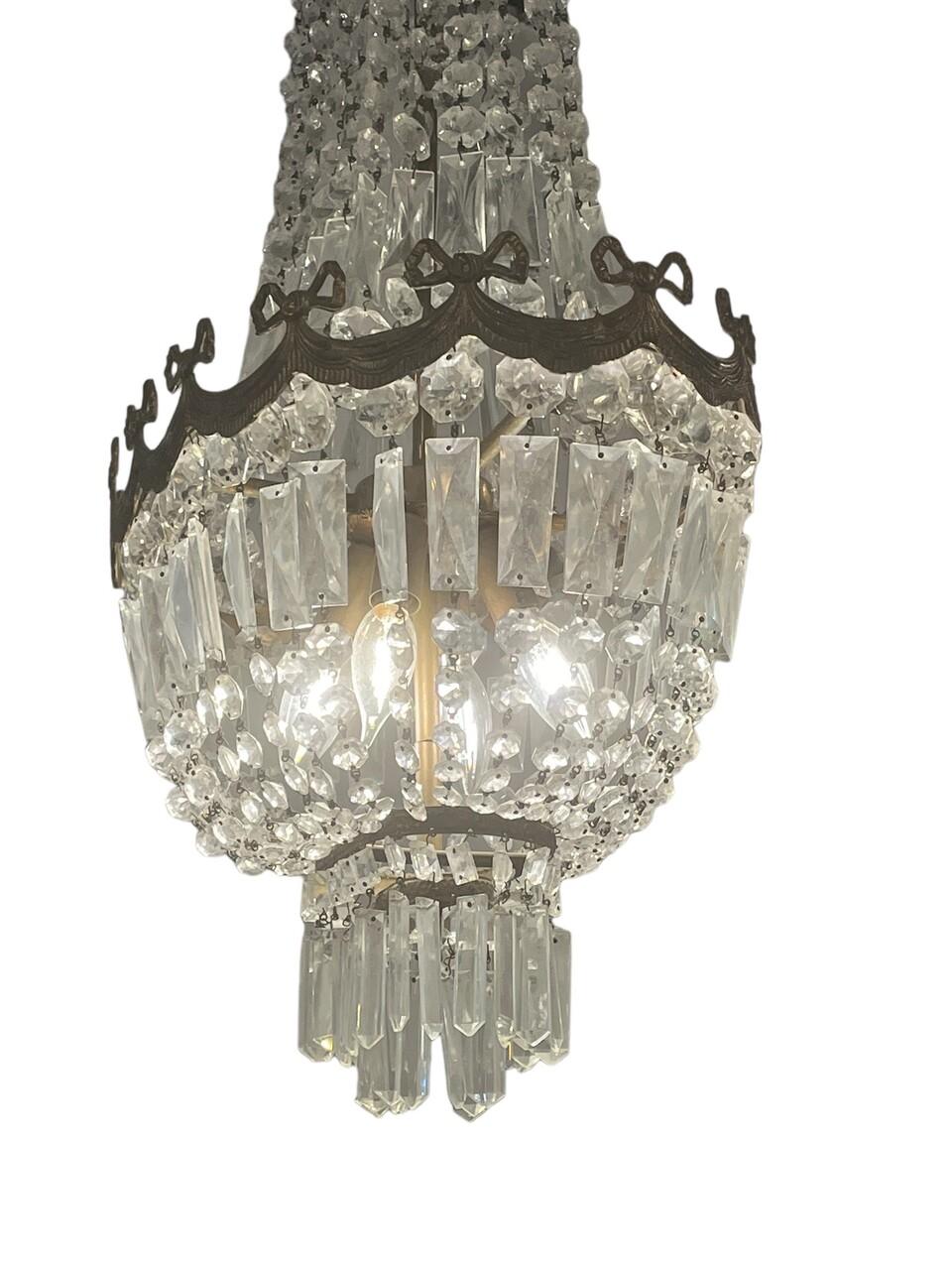 Araña de cristal francesa del siglo XX. Araña de bronce y cristal de estilo imperio con cableado nuevo. 4 luces