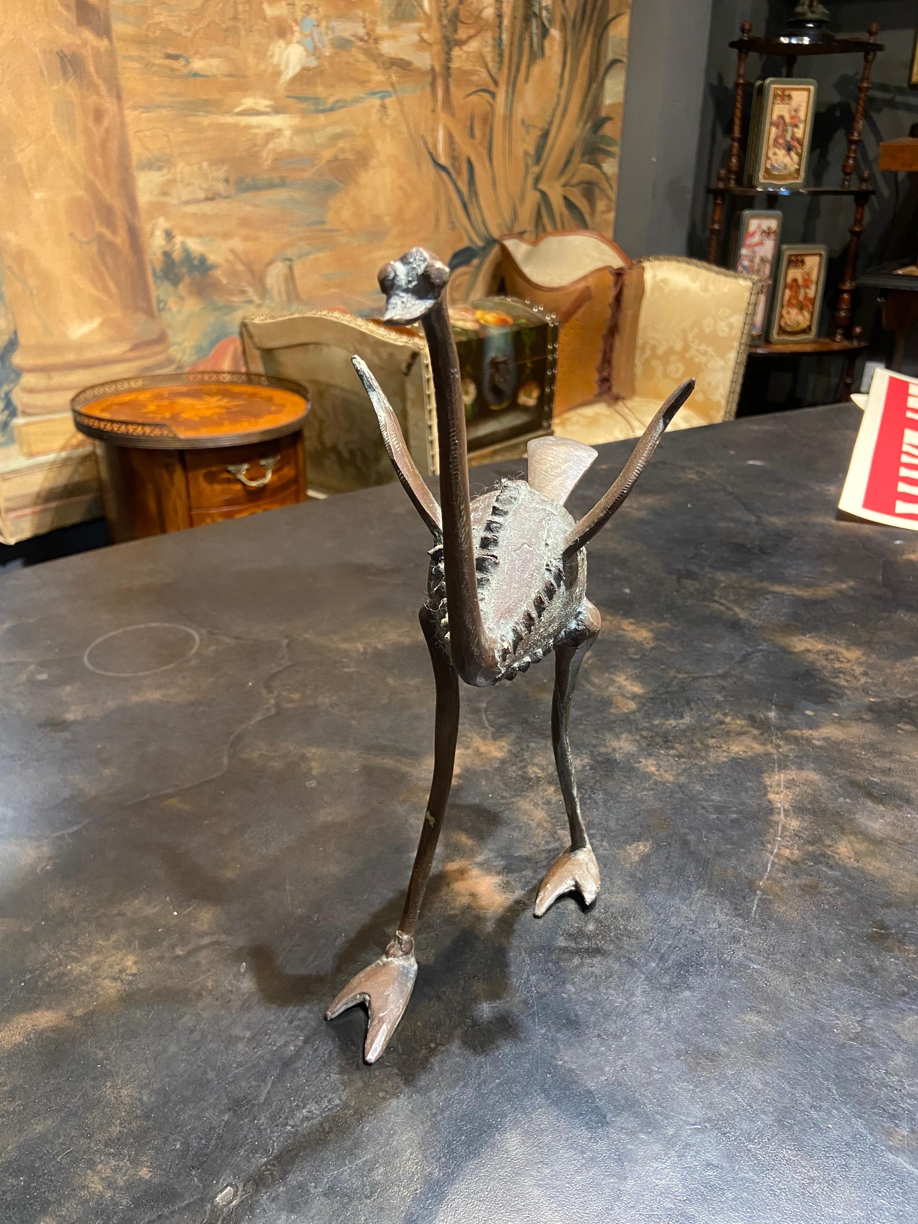 Figure en bronze français d'une autruche marchant avec les ailes déployées. 
Les yeux et les pieds sont assez grands et drôles d'une manière agréable.
L'oiseau donne une impression positive.
France, artiste inconnu. 