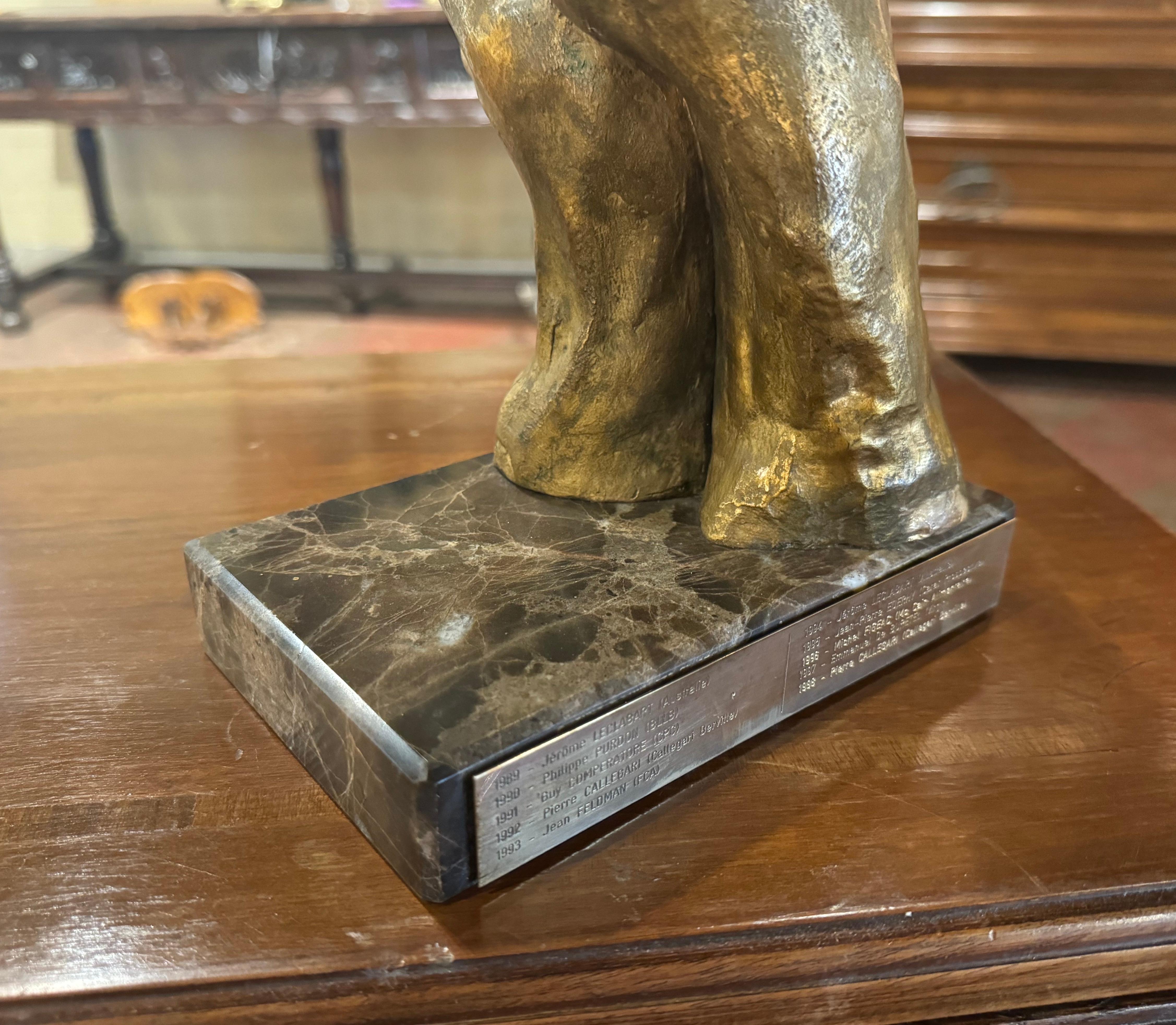 Scultura di golf francese del XX secolo in bronzo su base di marmo firmata M. I. Bourbon in vendita 2