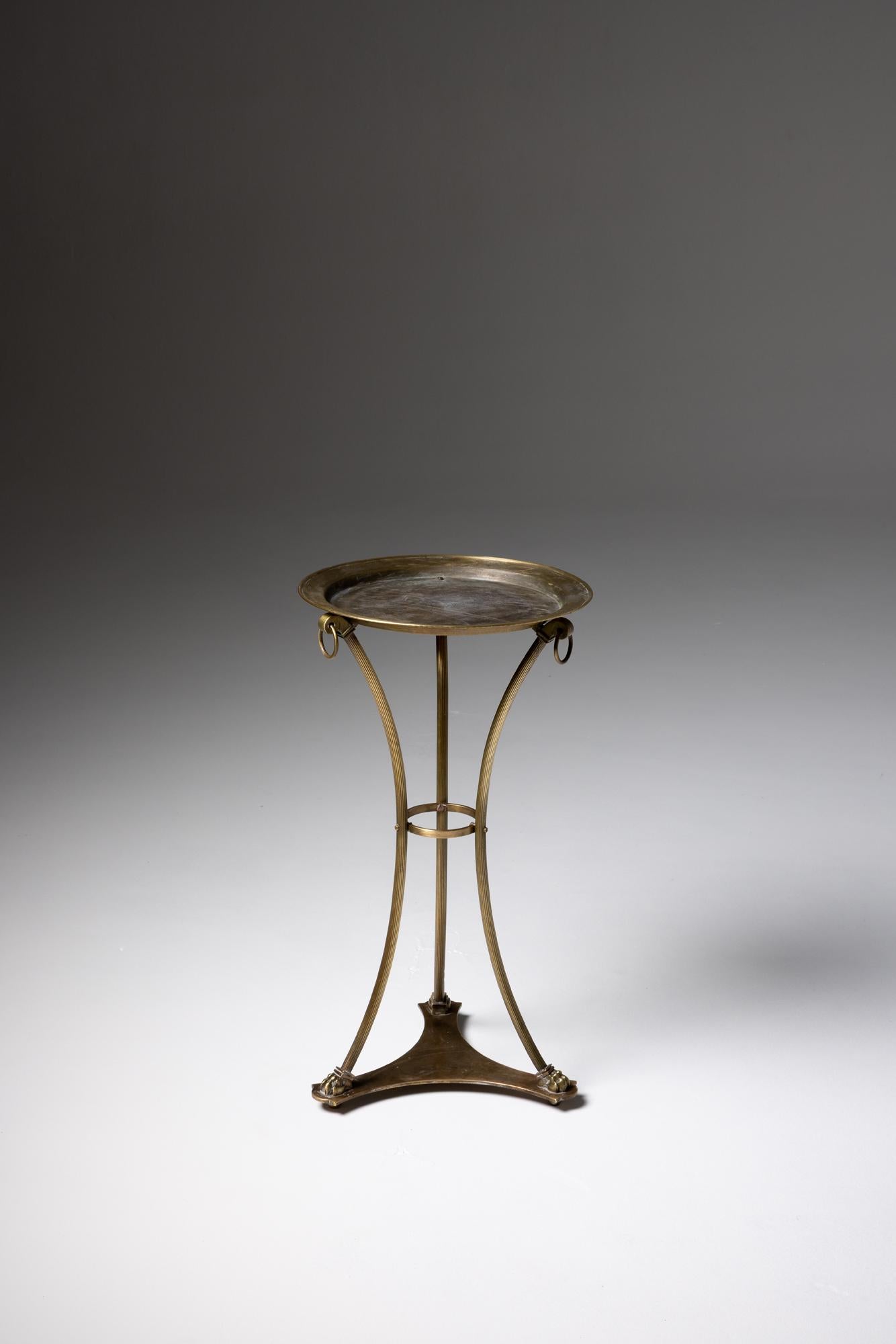 Dieses elegante französische Bronze-Guéridon aus dem 20. Jahrhundert ist ein schönes Beispiel für neoklassisches Design, das sich durch seine raffinierte Struktur und zeitlose Ästhetik auszeichnet. Die runde Tablettplatte hat einen leicht erhöhten
