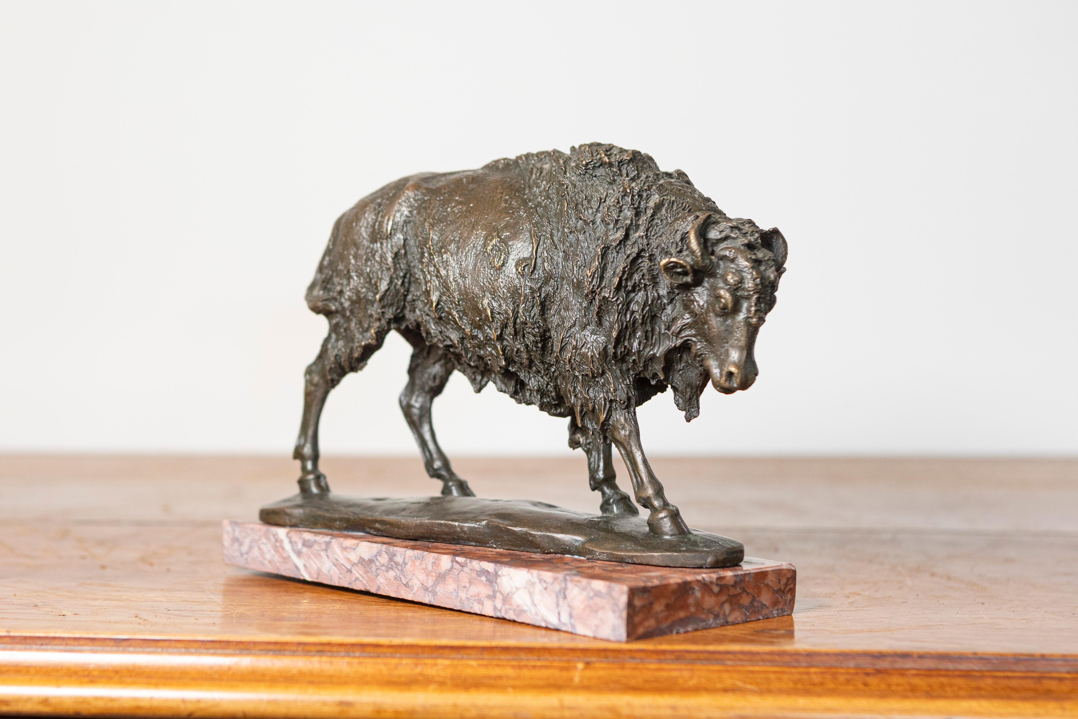 Francese Scultura in bronzo francese del XX secolo raffigurante un bisonte su una base di marmo in vendita