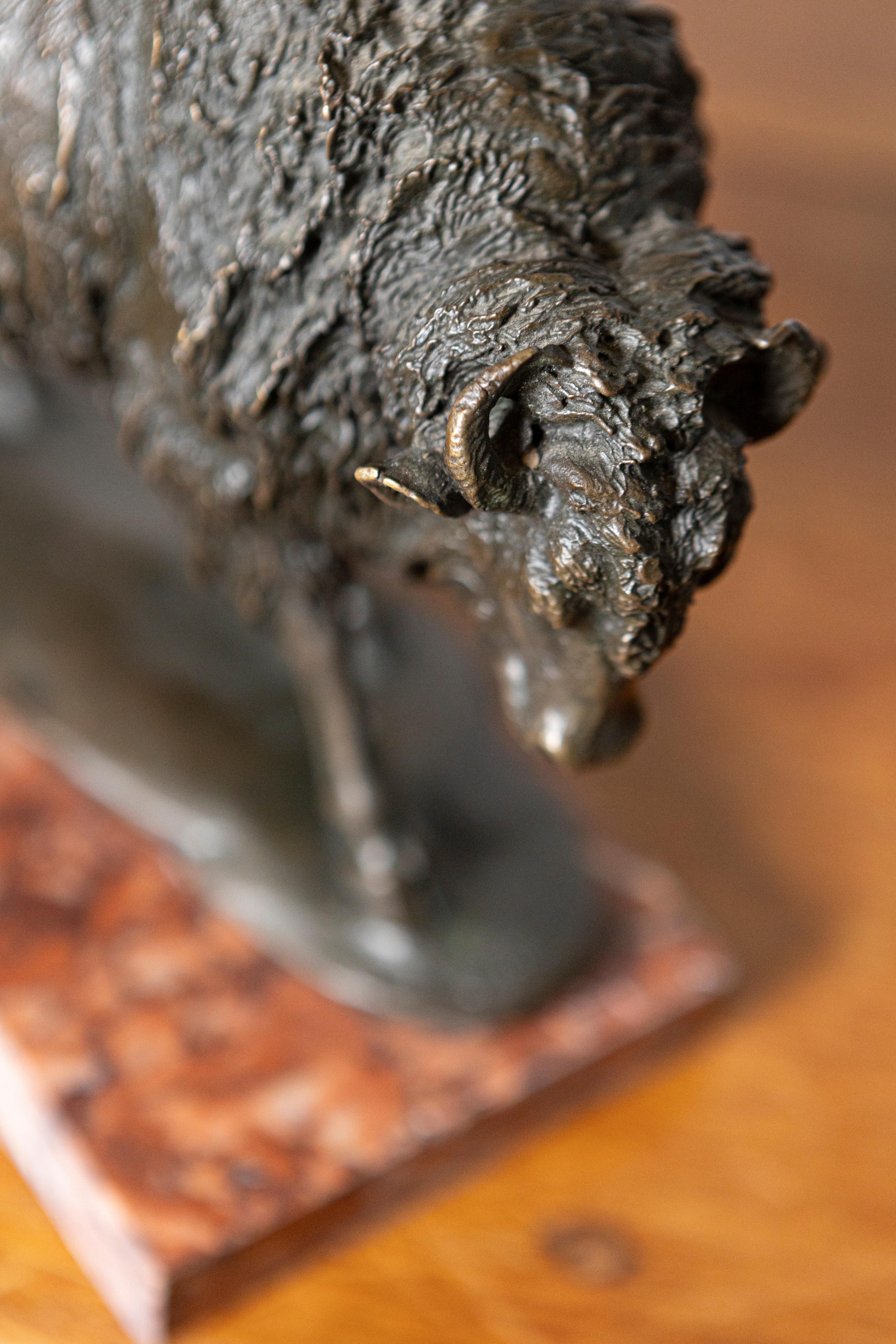 Scultura in bronzo francese del XX secolo raffigurante un bisonte su una base di marmo In condizioni buone in vendita a Atlanta, GA
