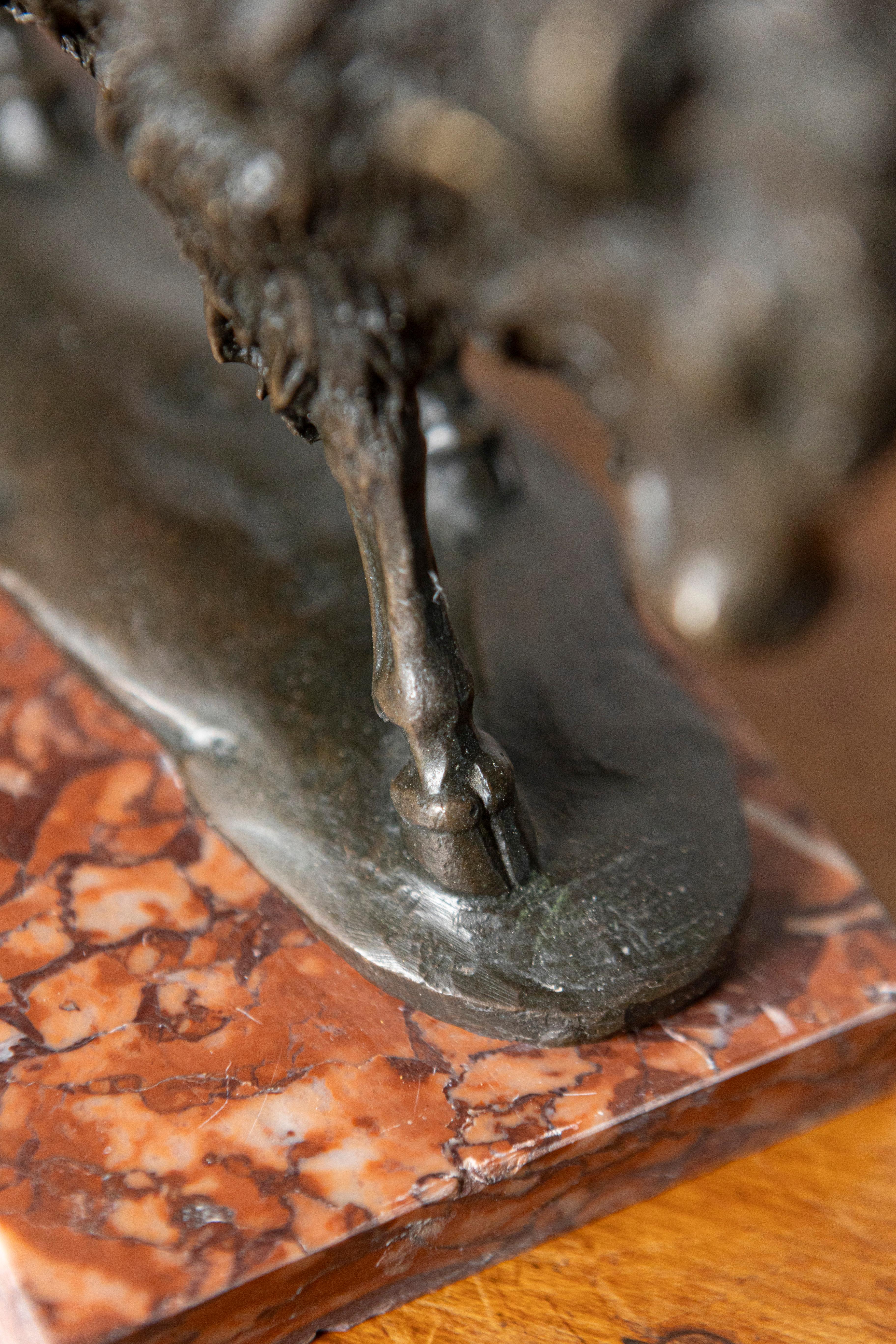 Bronzo Scultura in bronzo francese del XX secolo raffigurante un bisonte su una base di marmo in vendita