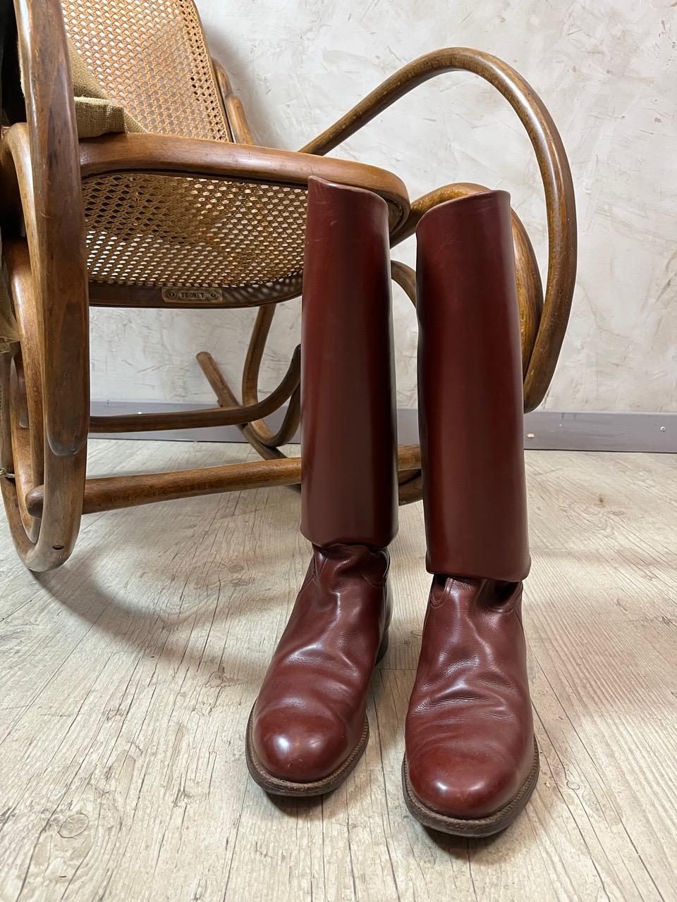 20th century French Brown Leather Pair of Hermes Style Riding Boots en vente 5