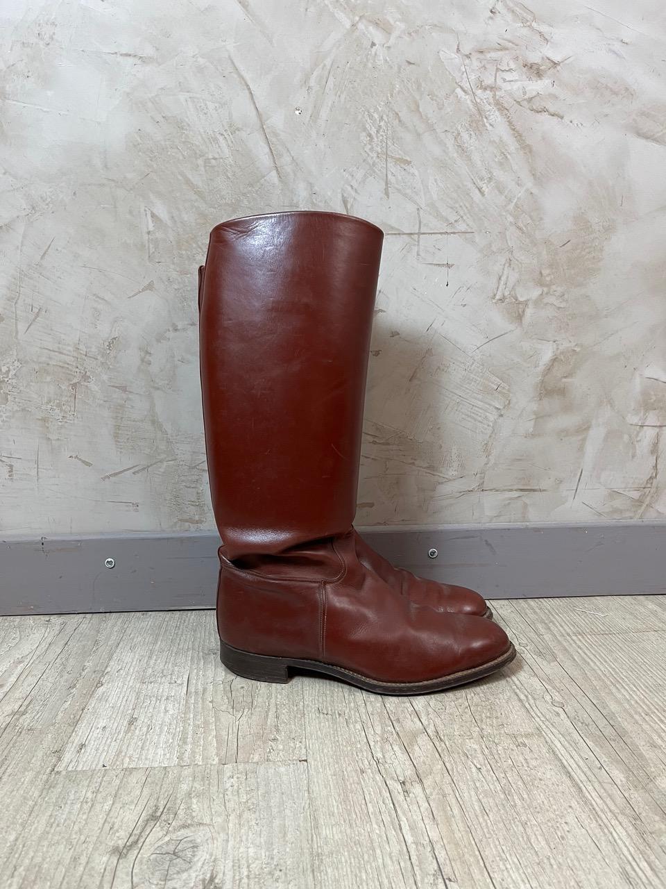 Elegant Leather Riding Boots – Hermès-Inspired Style

Beautiful pair of vintage riding boots in smooth brown leather, inspired by the iconic Hermès style. 
With their clean lines, high-quality leather, and refined look, these boots combine timeless
