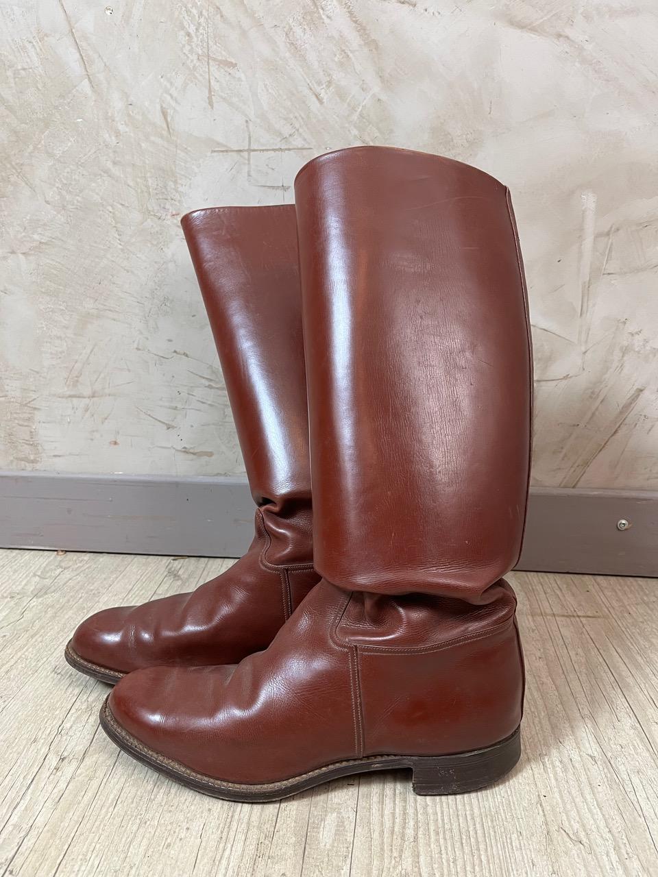 Milieu du XXe siècle 20th century French Brown Leather Pair of Hermes Style Riding Boots en vente