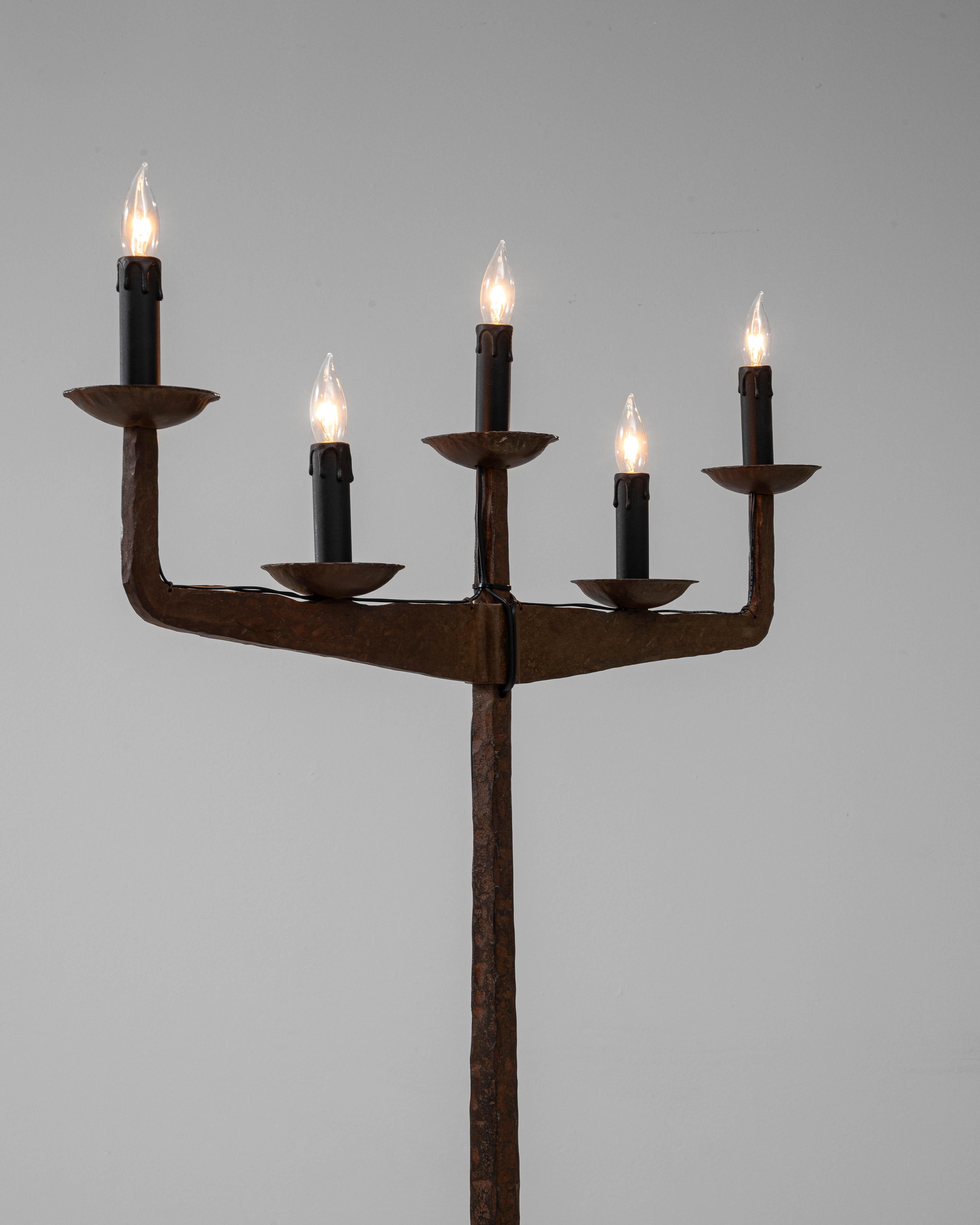 Lampada a candelabro in ferro battuto brutalista francese del XX secolo in vendita 4