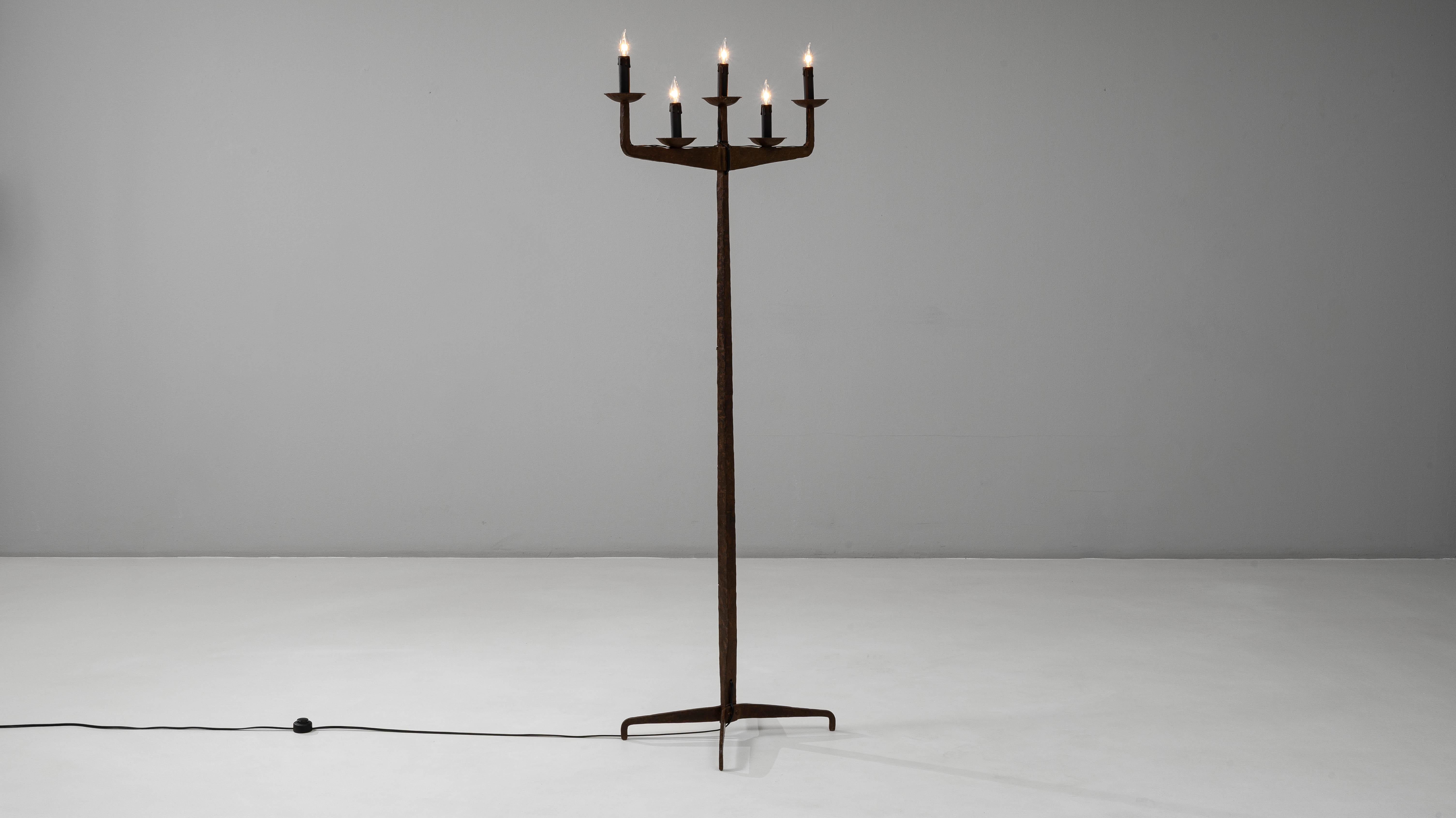 Lampada a candelabro in ferro battuto brutalista francese del XX secolo in vendita 5