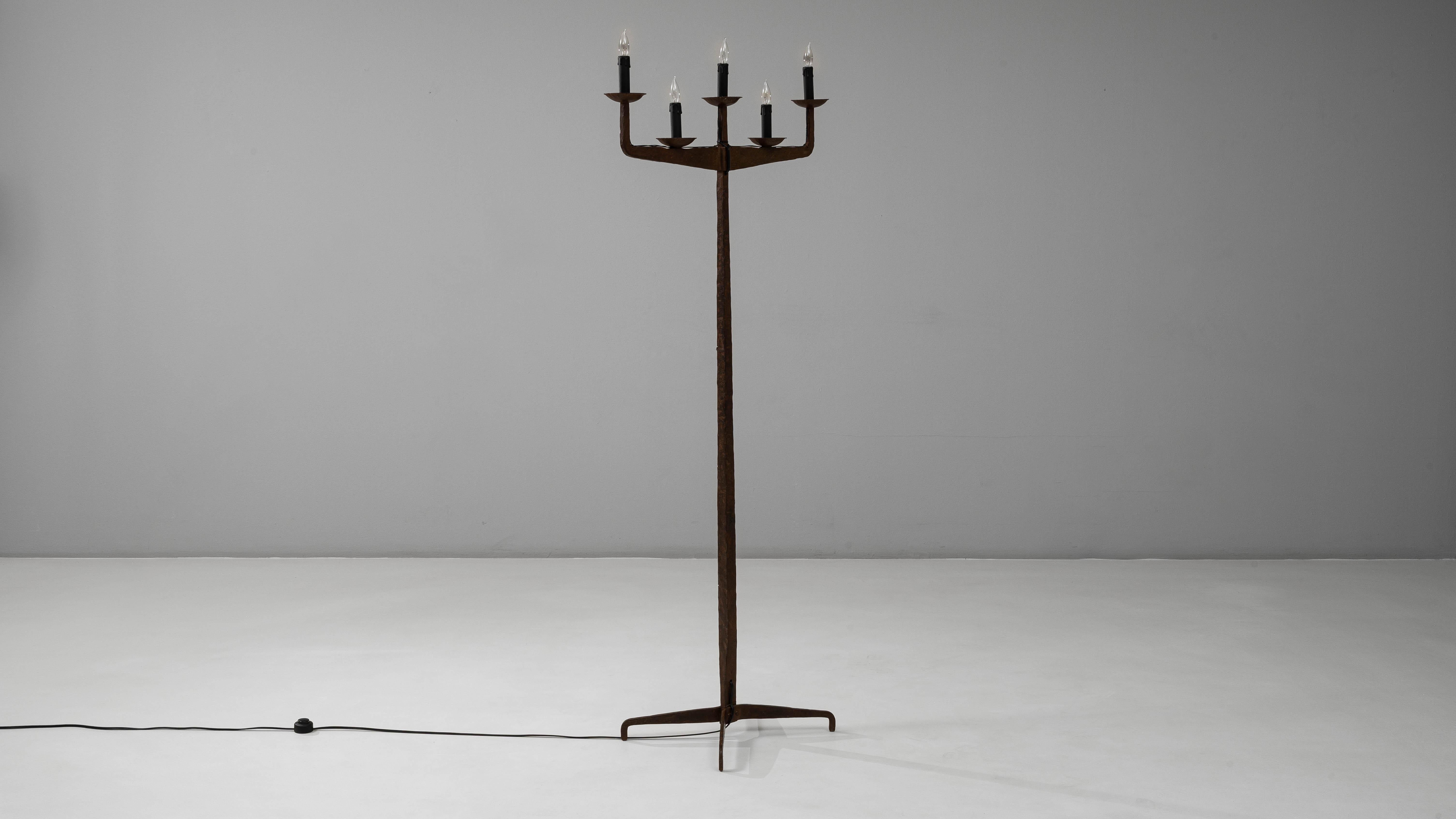 Lampada a candelabro in ferro battuto brutalista francese del XX secolo in vendita 6