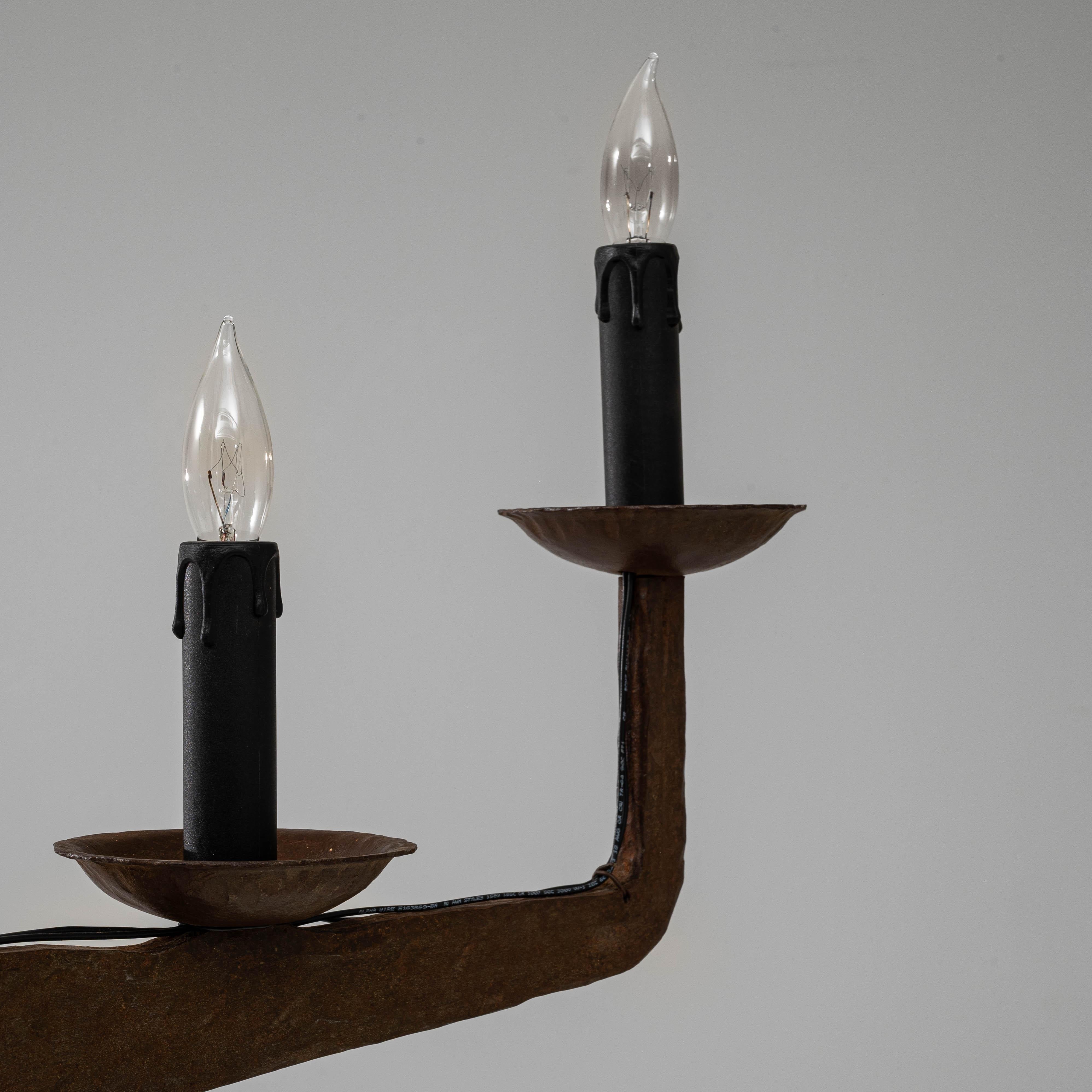 Lampada a candelabro in ferro battuto brutalista francese del XX secolo in vendita 7