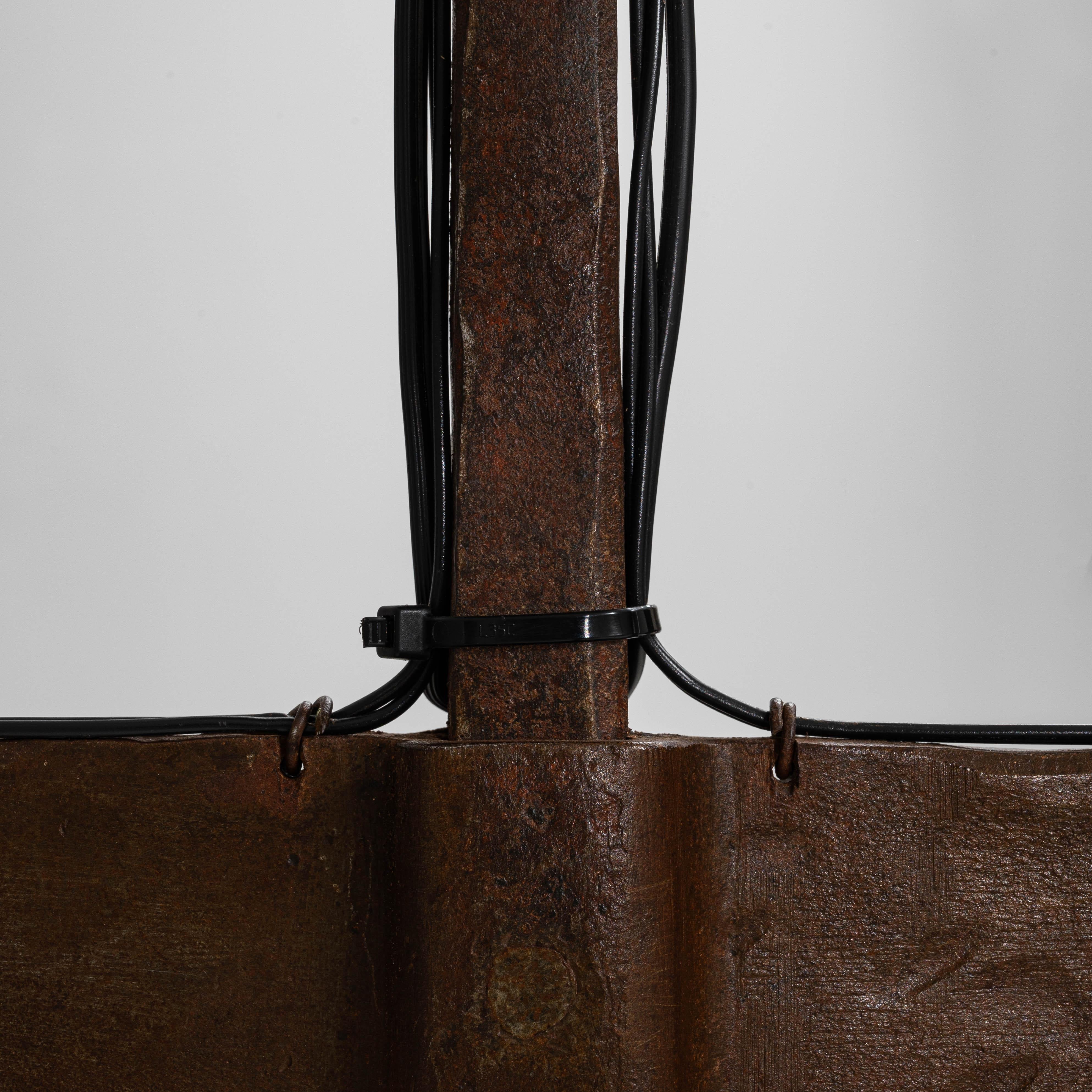 Lampada a candelabro in ferro battuto brutalista francese del XX secolo in vendita 8