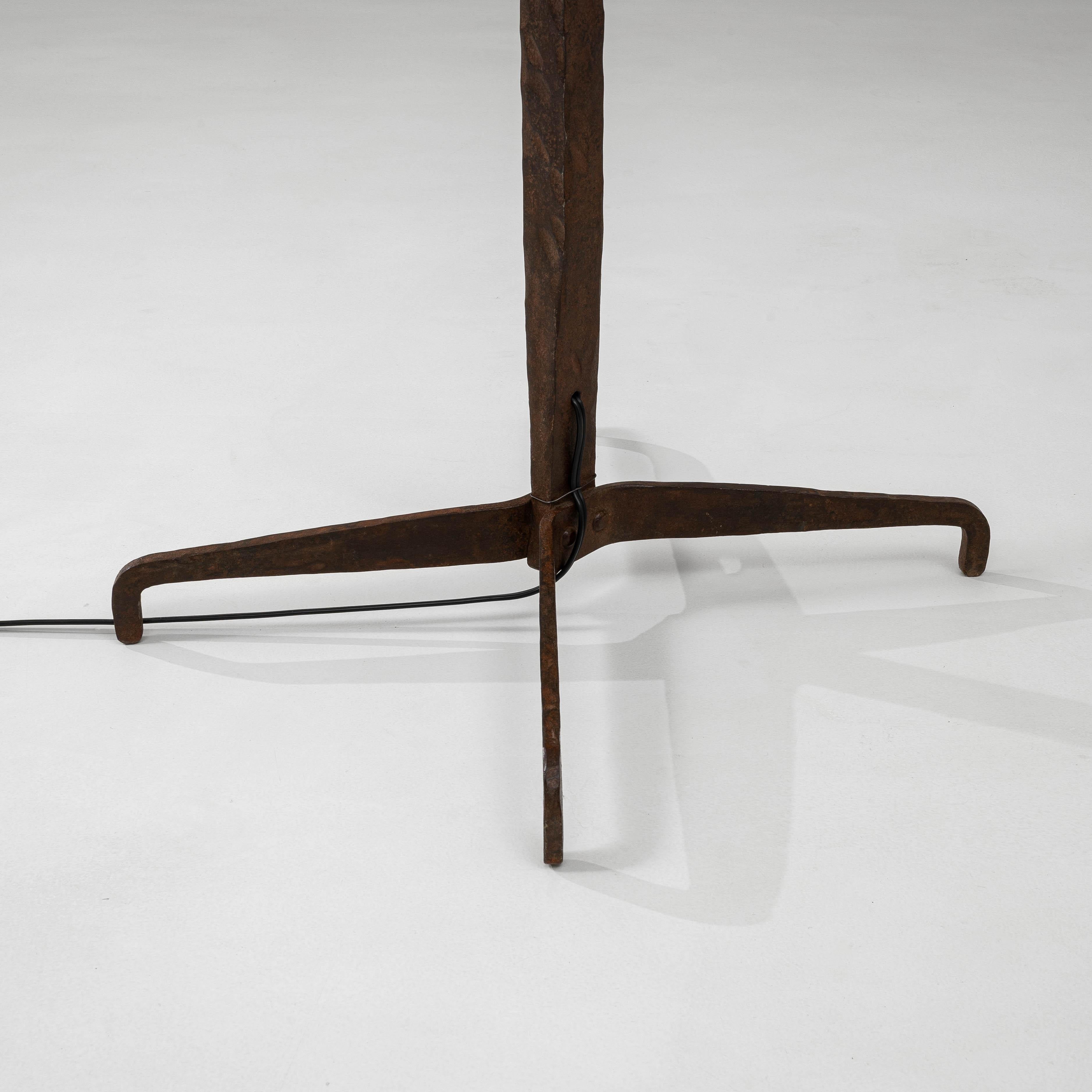 Lampada a candelabro in ferro battuto brutalista francese del XX secolo in vendita 9