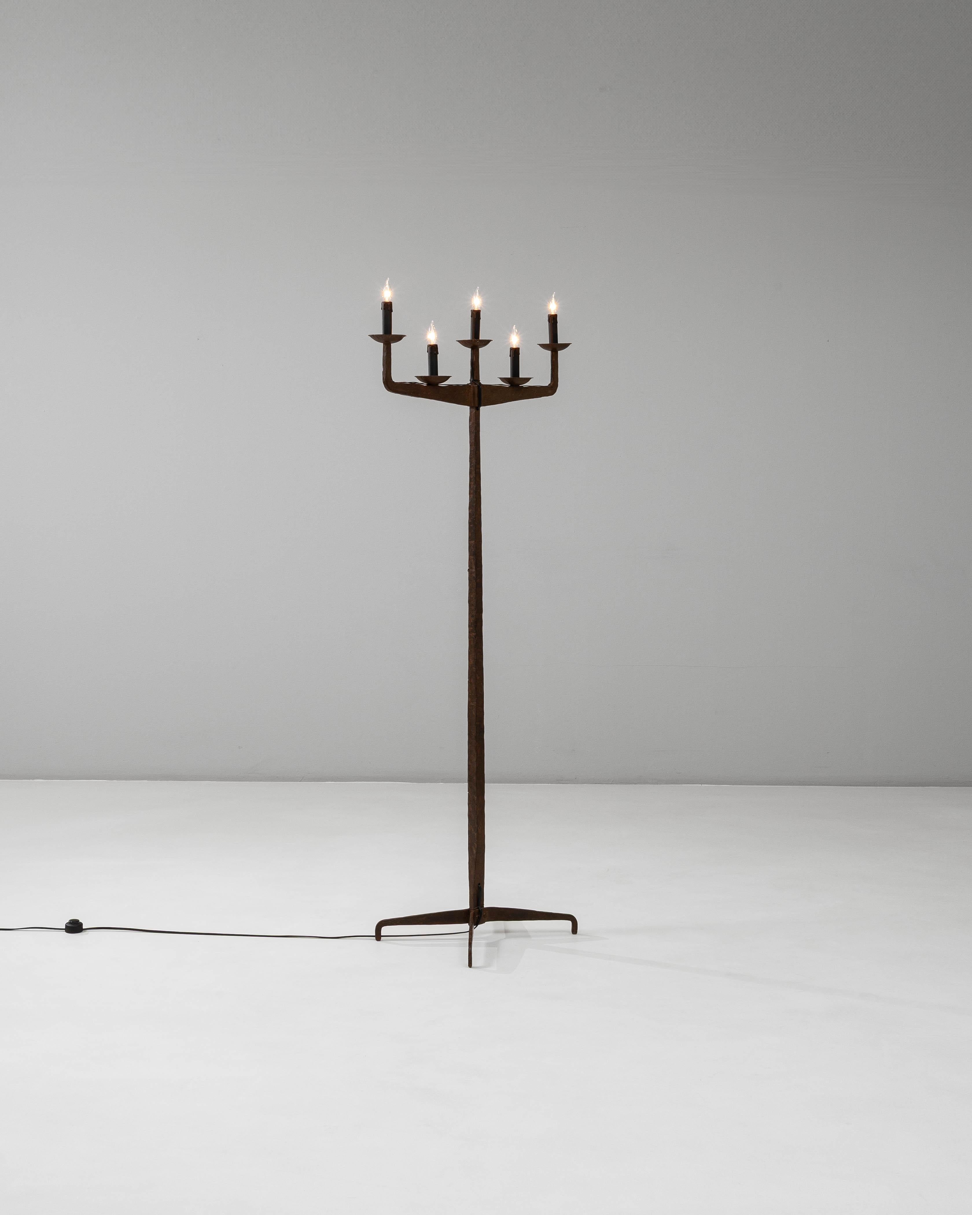 Brutalismo Lampada a candelabro in ferro battuto brutalista francese del XX secolo in vendita