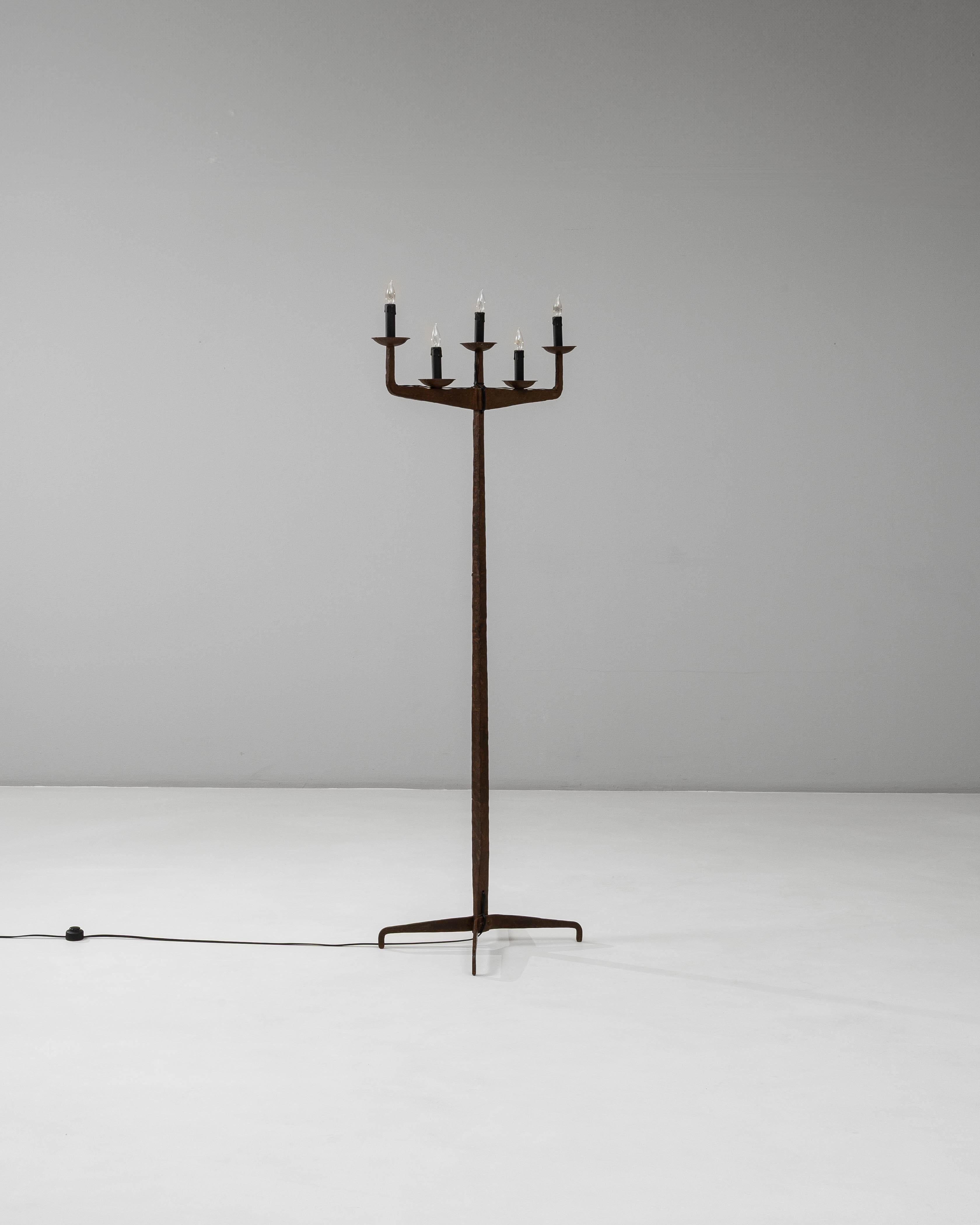 Francese Lampada a candelabro in ferro battuto brutalista francese del XX secolo in vendita