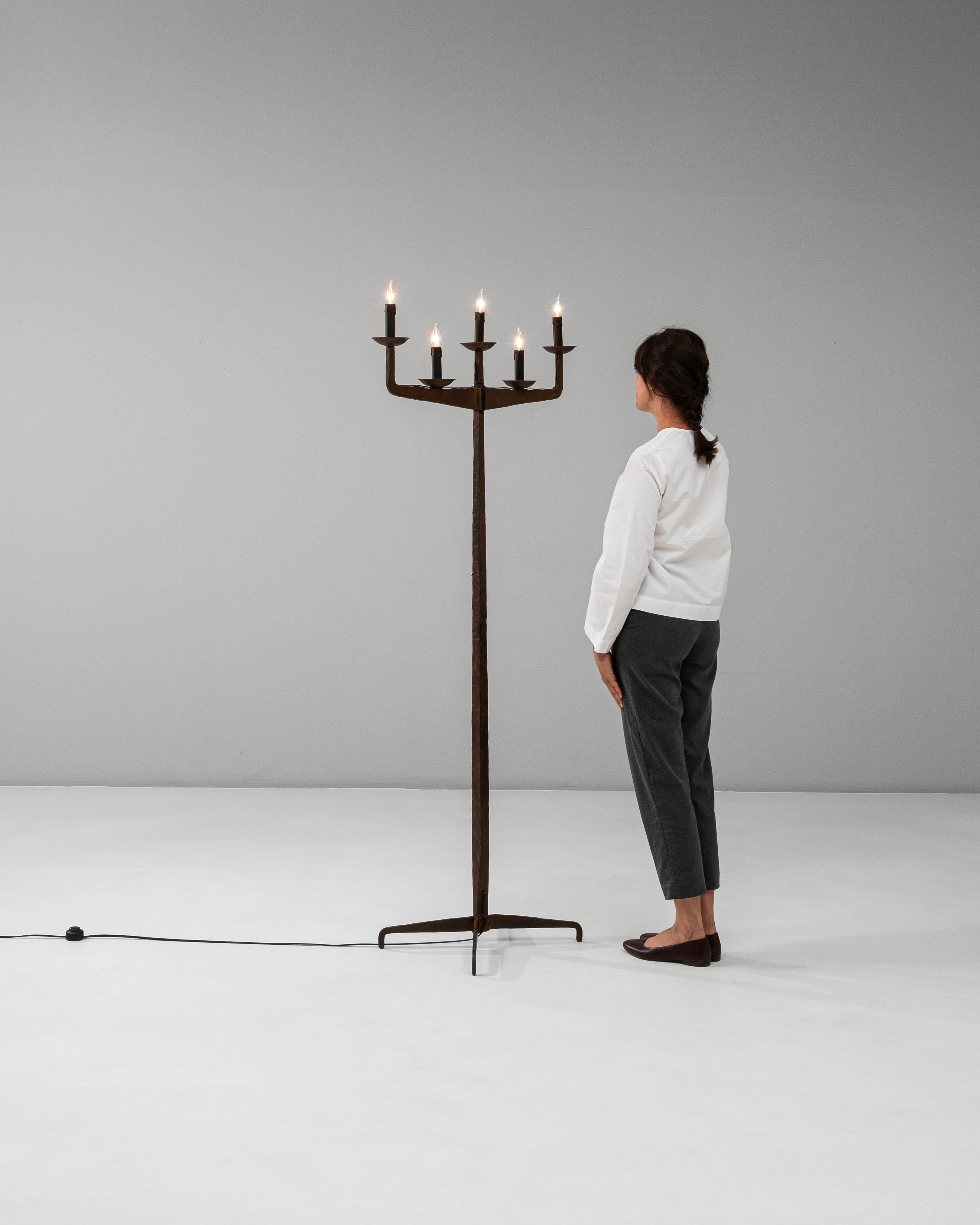 Lampada a candelabro in ferro battuto brutalista francese del XX secolo In condizioni buone in vendita a High Point, NC