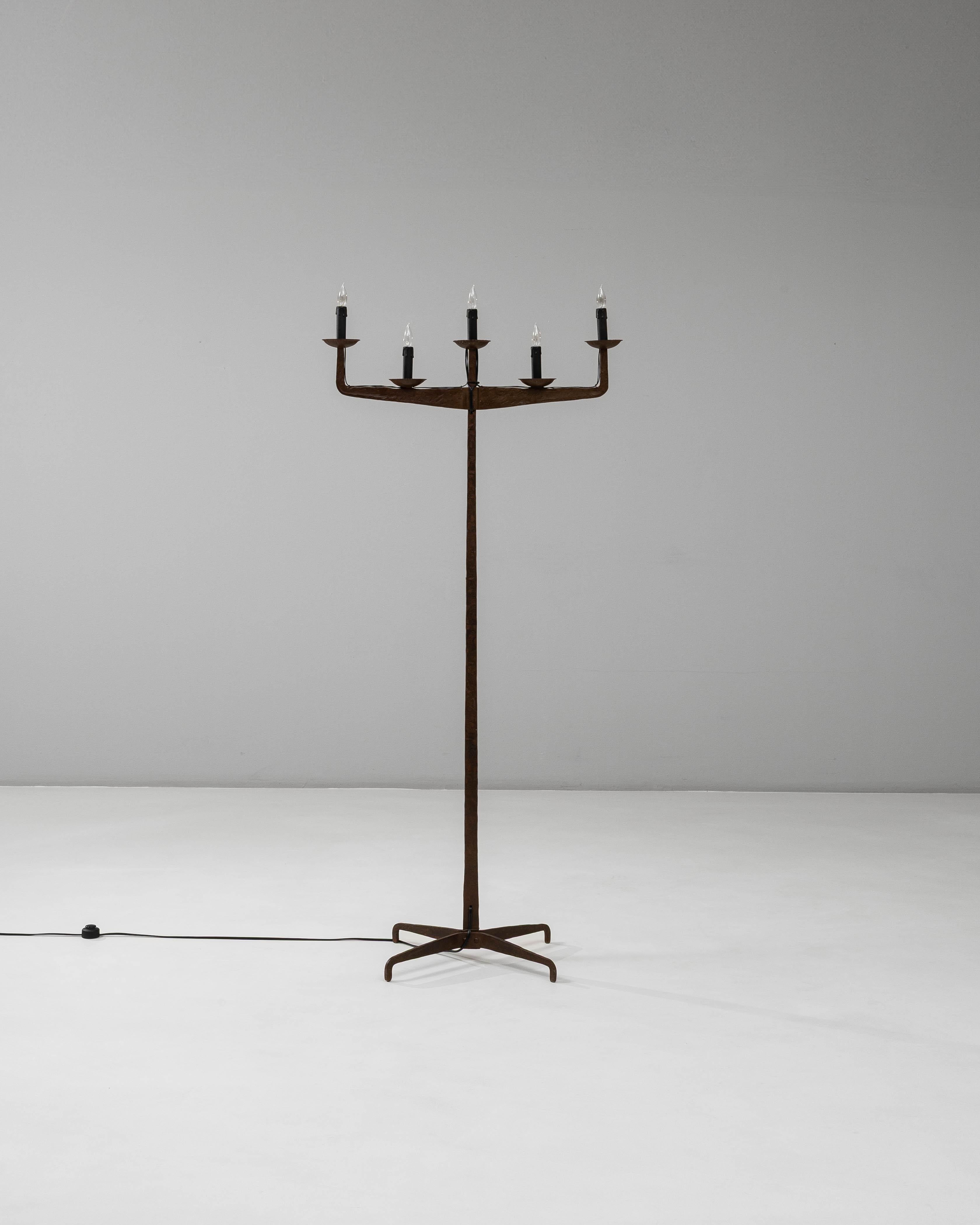 Ferro Lampada a candelabro in ferro battuto brutalista francese del XX secolo in vendita