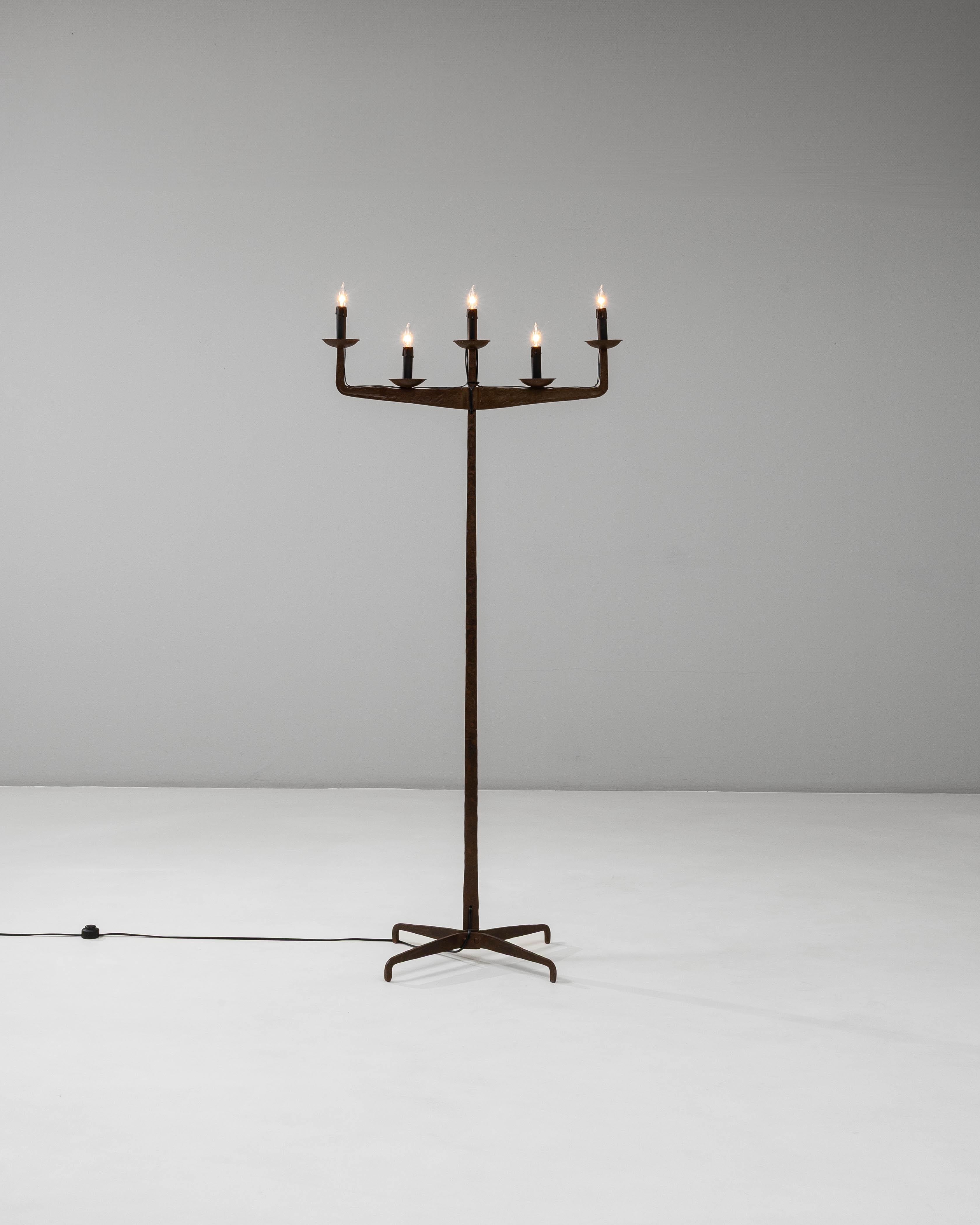 Lampada a candelabro in ferro battuto brutalista francese del XX secolo in vendita 1