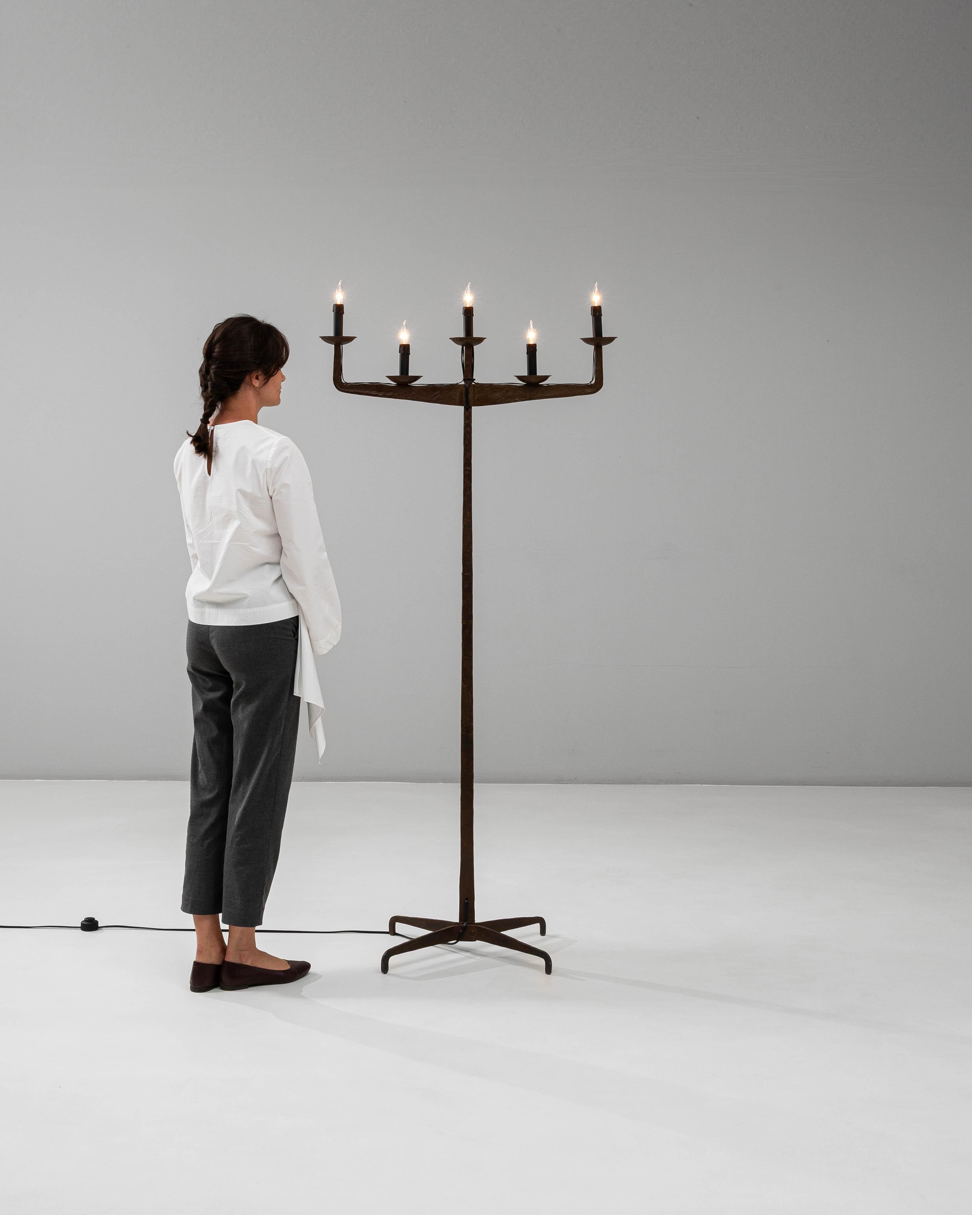 Lampada a candelabro in ferro battuto brutalista francese del XX secolo in vendita 2