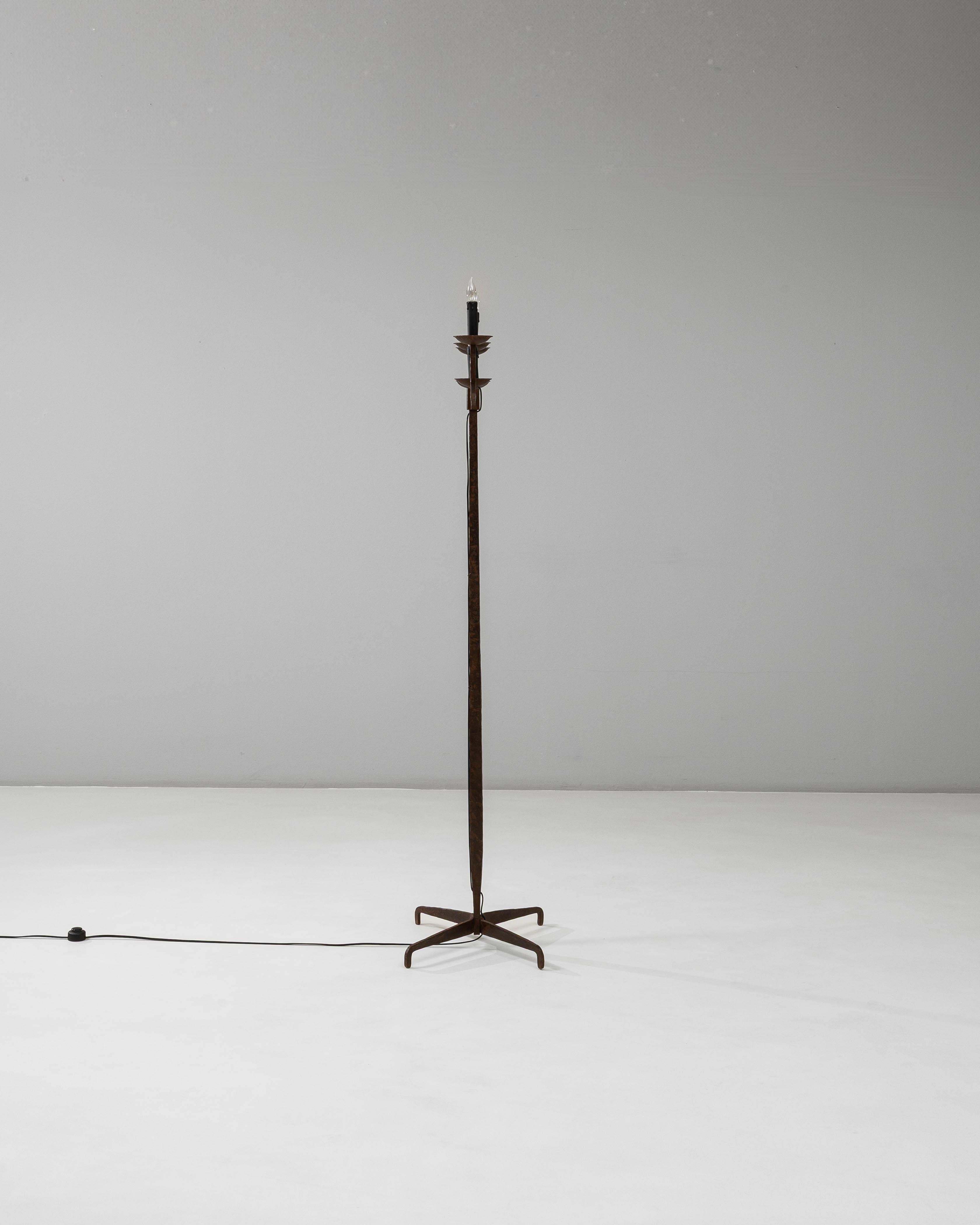 Lampada a candelabro in ferro battuto brutalista francese del XX secolo in vendita 3