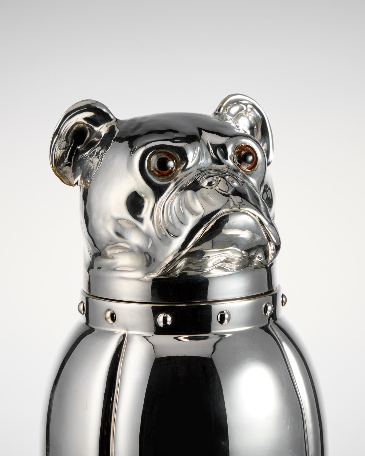 Voici un impressionnant rafraîchisseur à vin du XXe siècle, à l'effigie d'un attachant bouledogue français, originaire d'Autriche vers 1935.

La finesse des détails du bouledogue français et le design raffiné du refroidisseur de vin s'associent pour