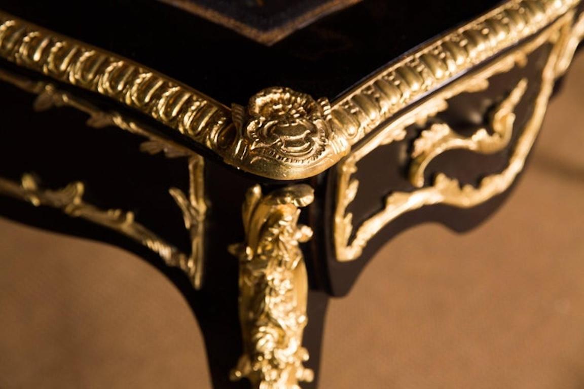 Legno Scrivania francese del XX secolo in stile Luigi XV impiallacciata in ebano nero in vendita