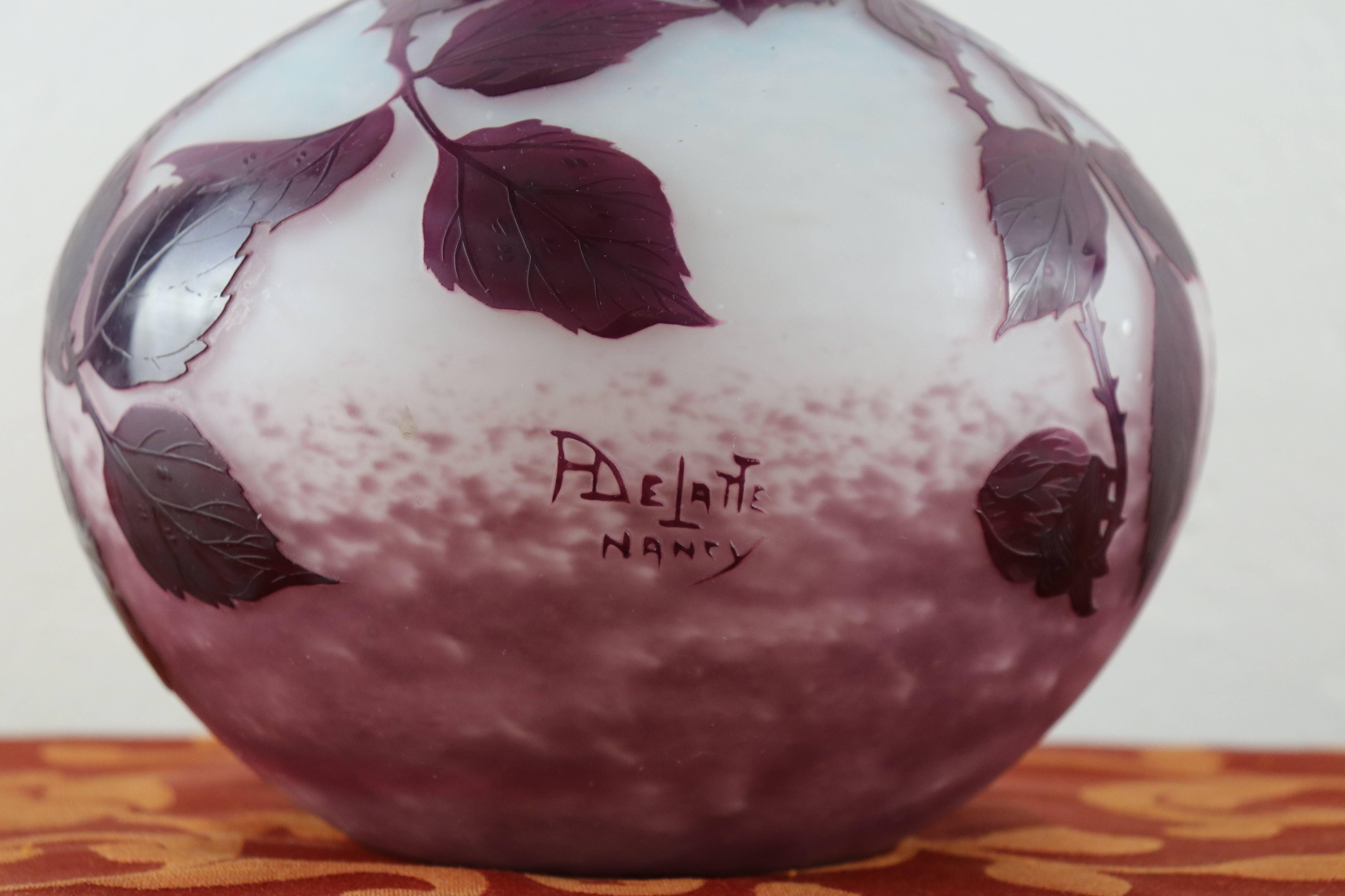 Important et raffiné vase français en camée. Les vases camées sont des verres travaillés en couches (normalement deux, mais aussi trois ou quatre - c'est pourquoi double, triple ou quadruple) gravés en laboratoire avec une grande habileté à la roue