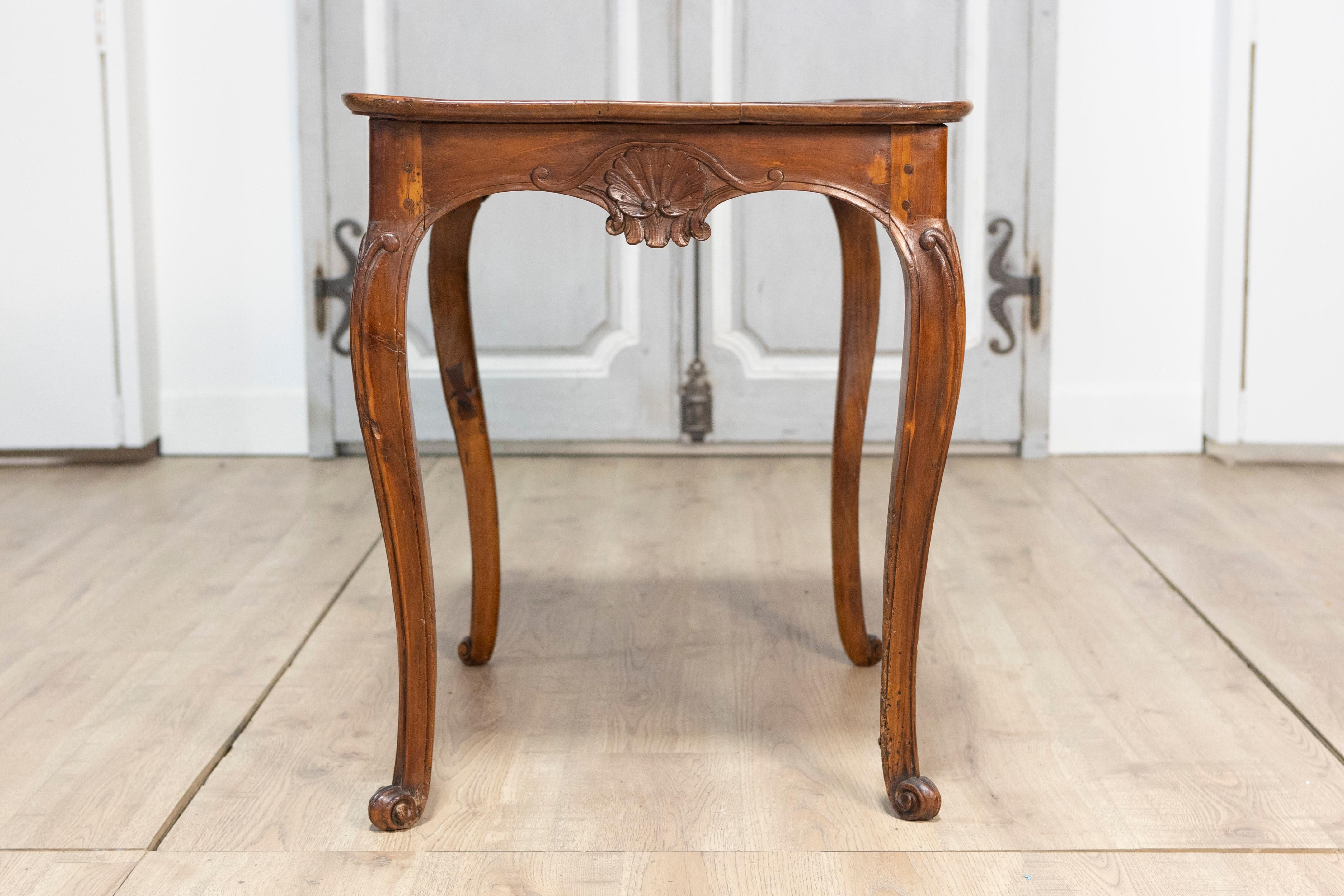 Mesa de cabaret francesa del siglo XX Nogal en venta