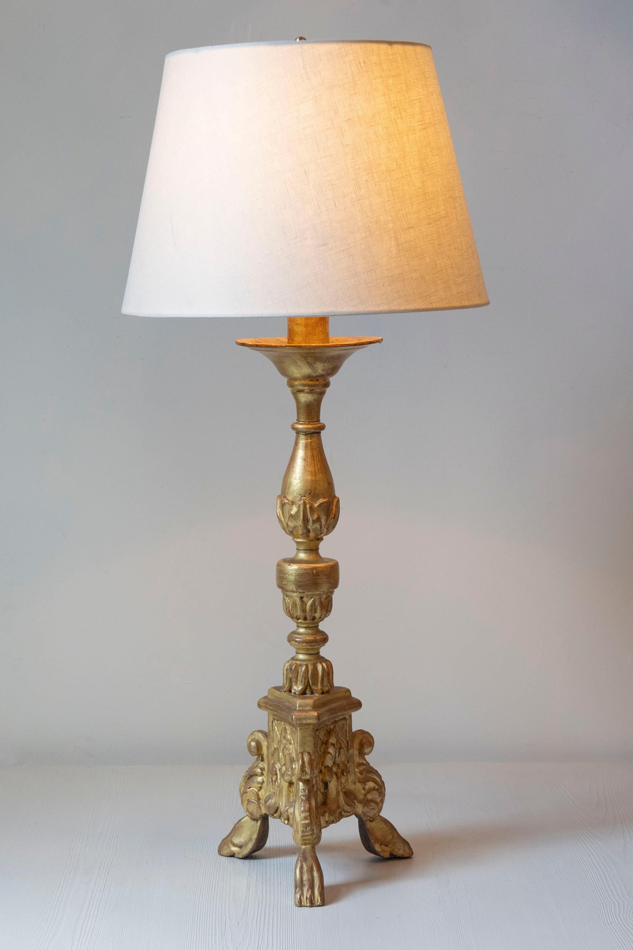 Français Lampe de table française du 20ème siècle en bois doré sculpté avec base tripode en vente