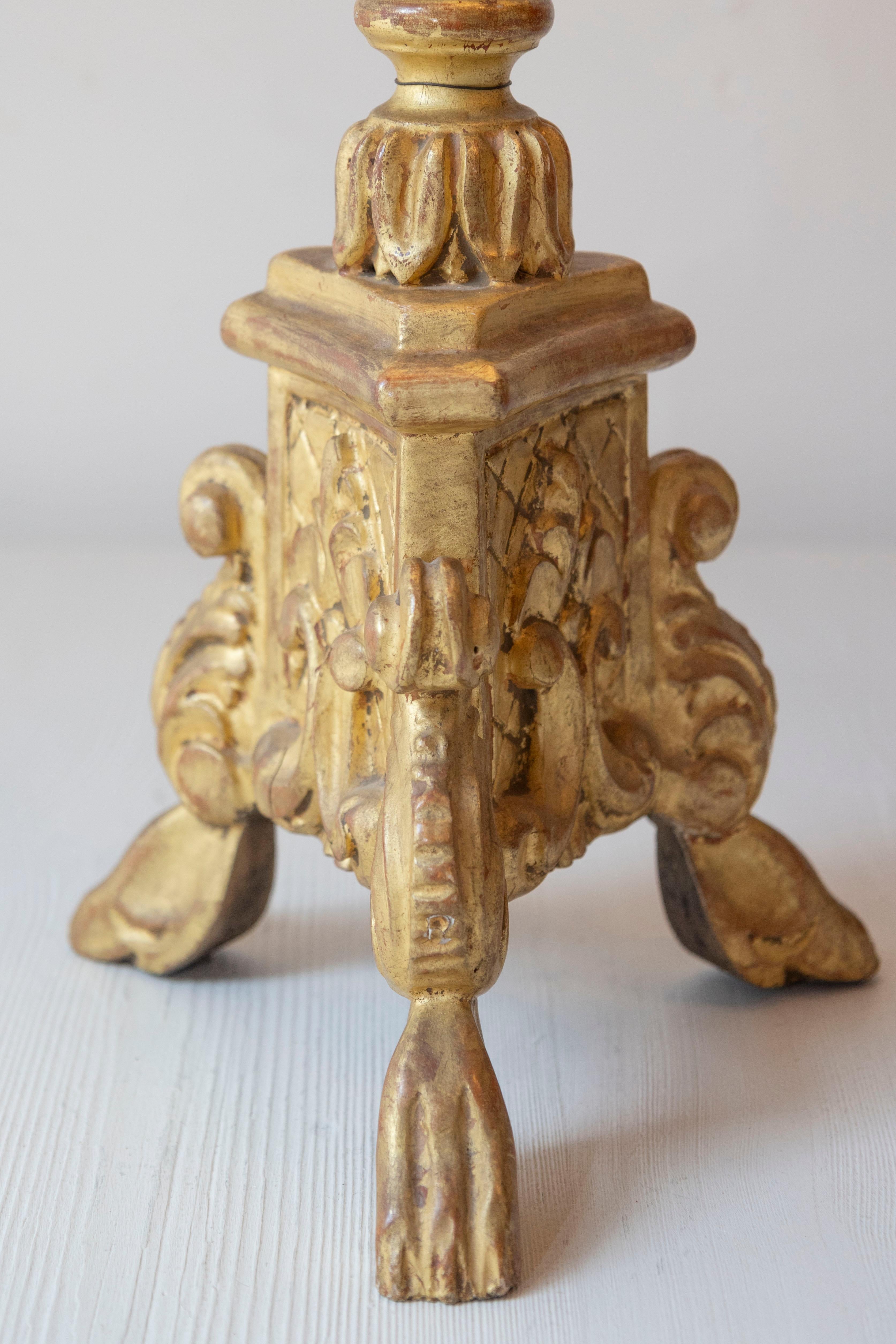 Sculpté à la main Lampe de table française du 20ème siècle en bois doré sculpté avec base tripode en vente