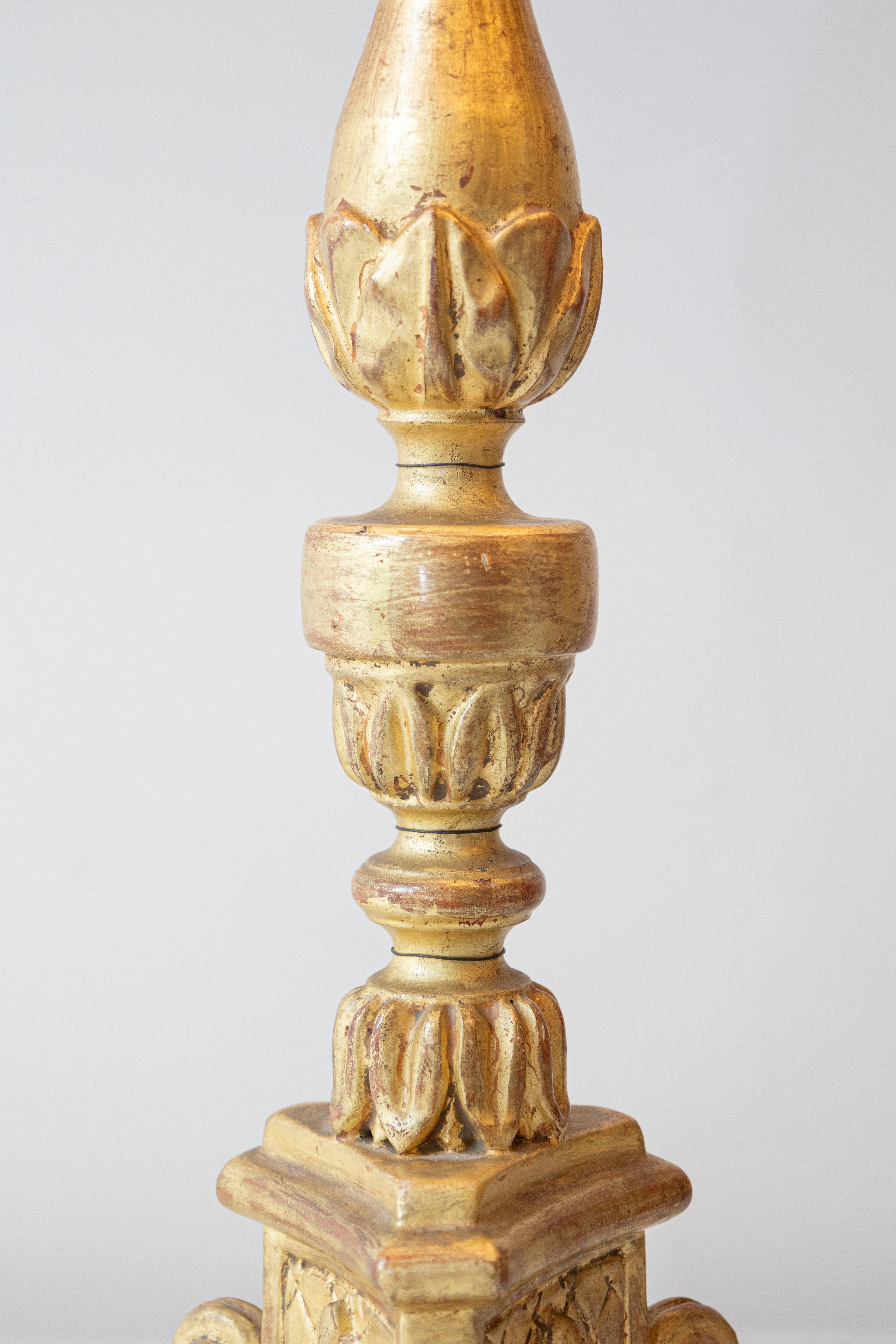 Lampe de table française du 20ème siècle en bois doré sculpté avec base tripode Bon état - En vente à Atlanta, GA