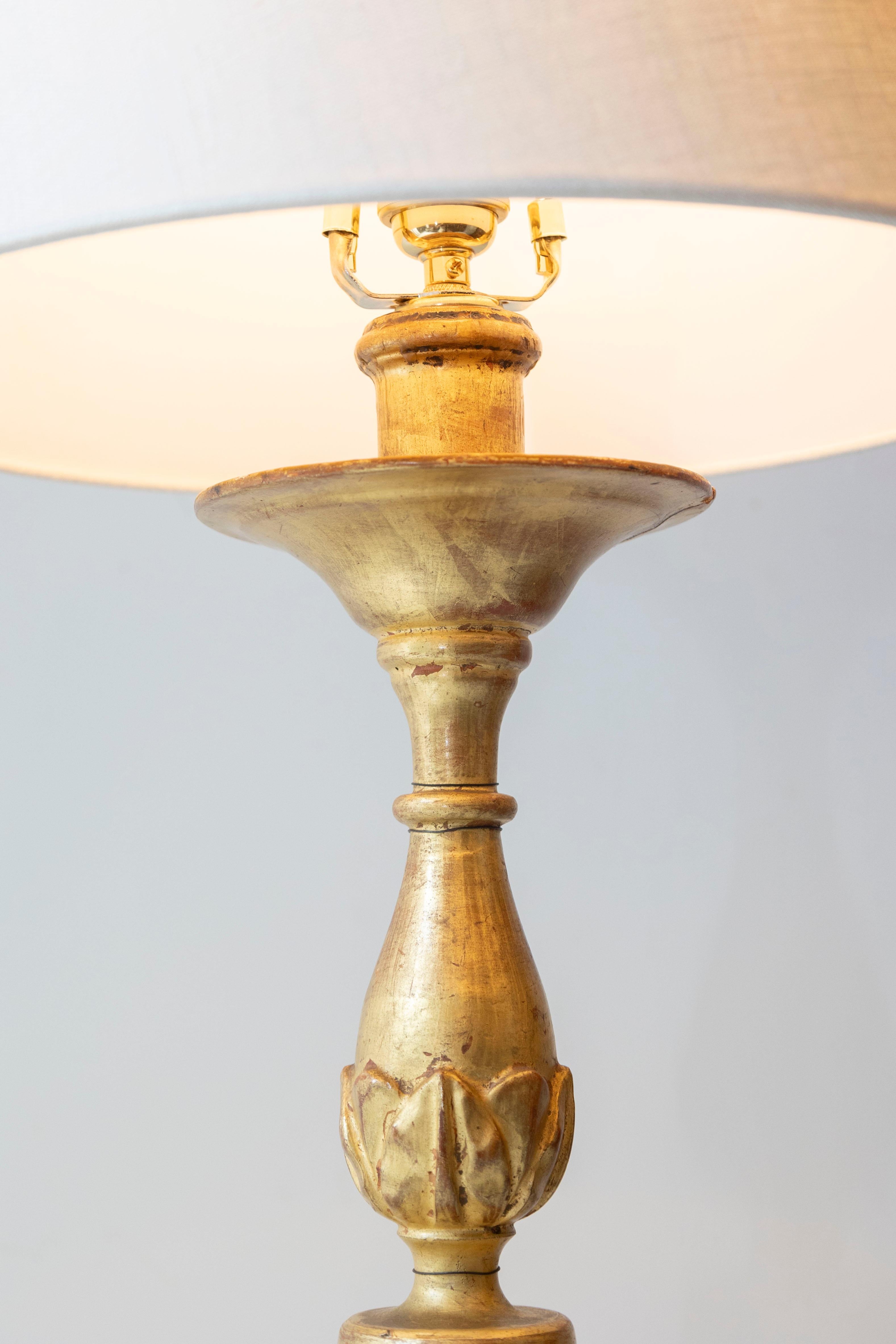 20ième siècle Lampe de table française du 20ème siècle en bois doré sculpté avec base tripode en vente