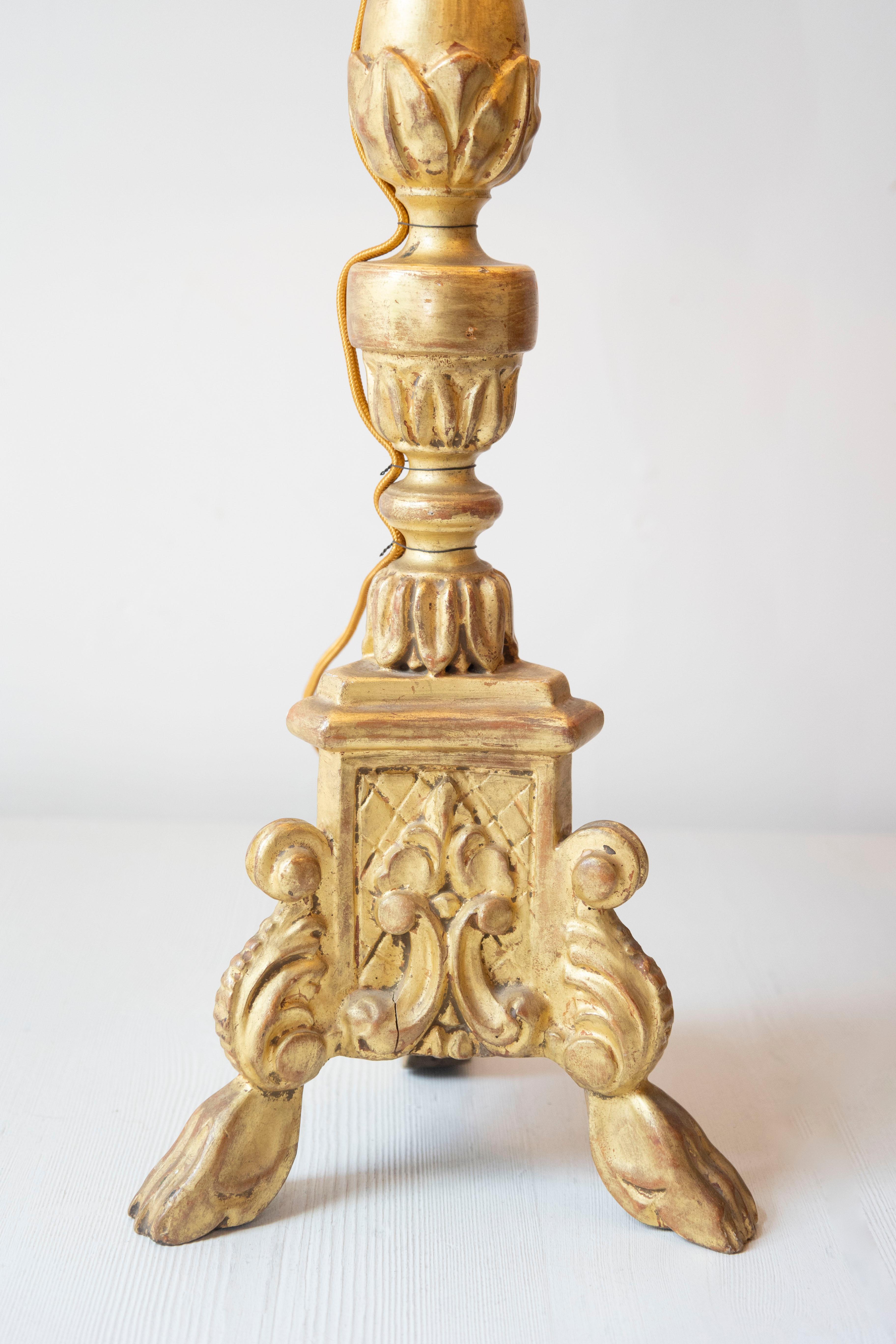 Bois Lampe de table française du 20ème siècle en bois doré sculpté avec base tripode en vente