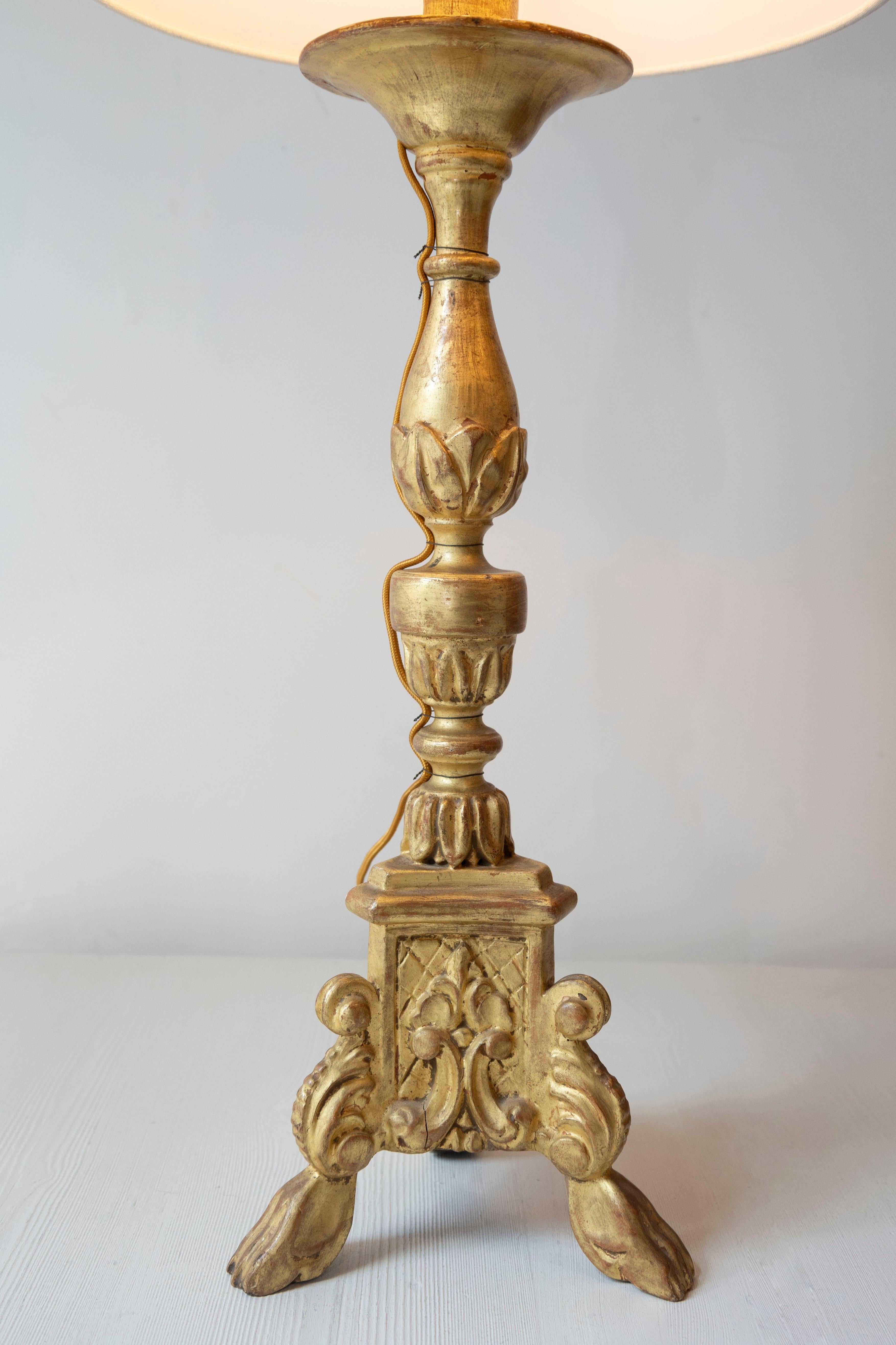 Lampe de table française du 20ème siècle en bois doré sculpté avec base tripode en vente 1