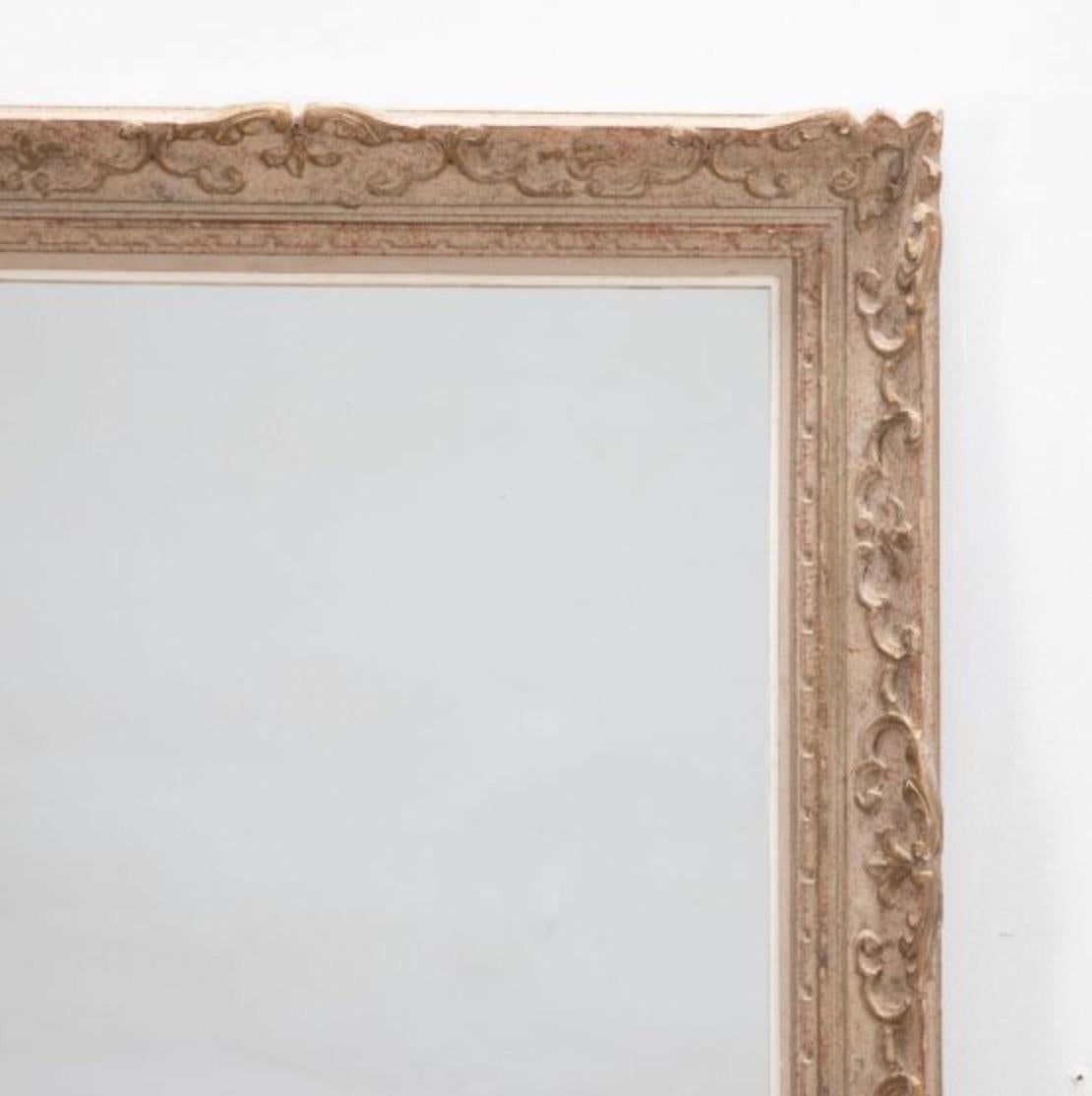 Specchio francese con cornice intagliata e vernice originale