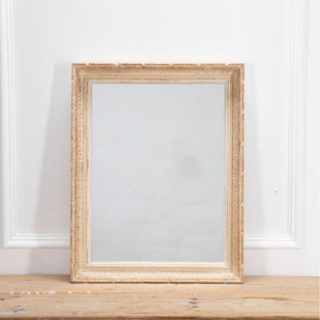 Specchio francese con cornice intagliata e vernice originale