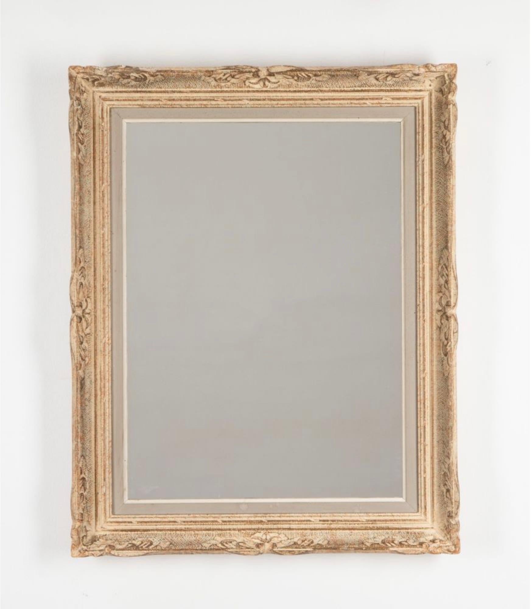 Specchio francese del XX secolo con cornice intagliata e vernice originale.

Circa 1930.