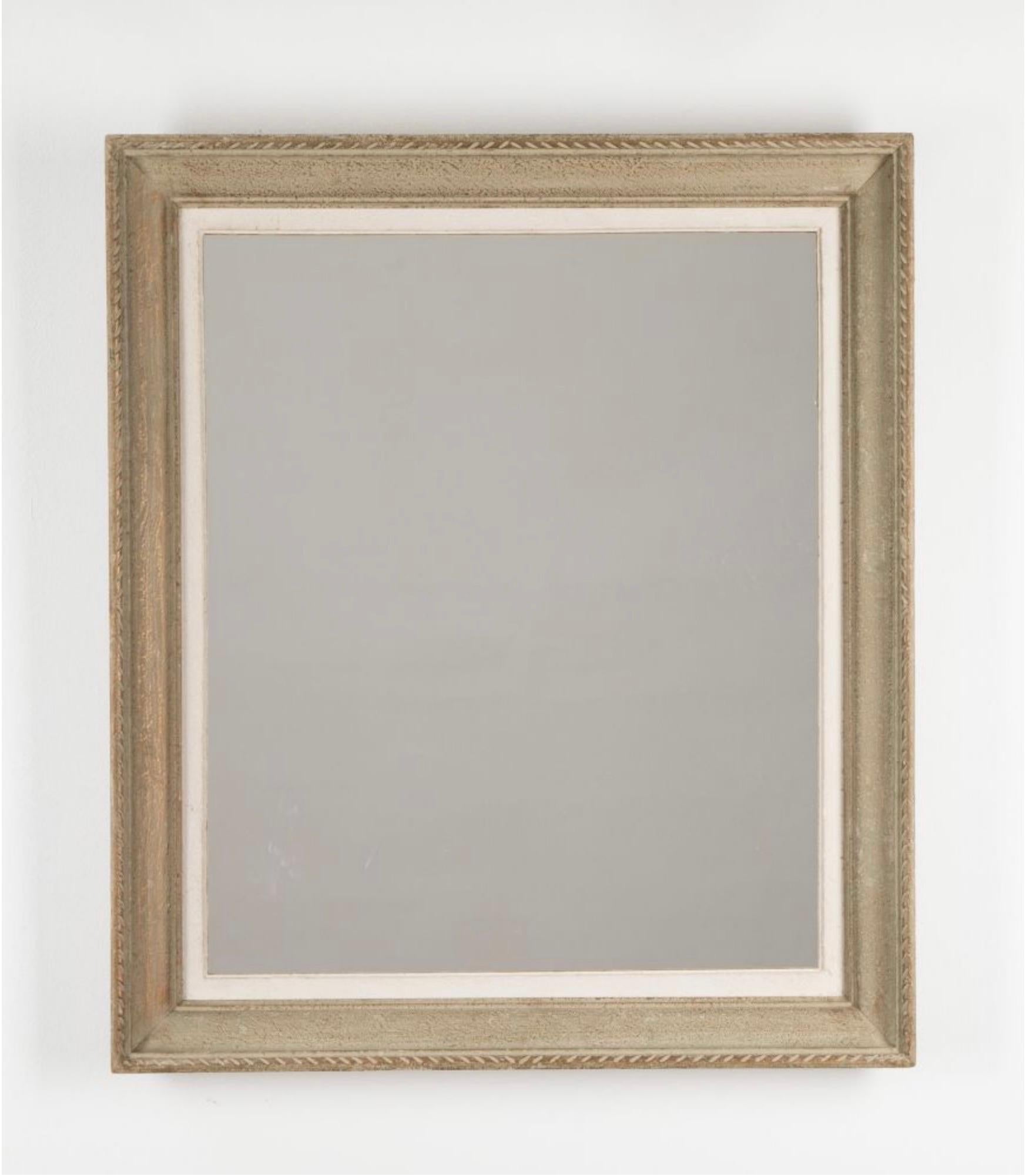 Espejo francés del siglo XX con marco tallado y pintura original.

Alrededor de 1930.