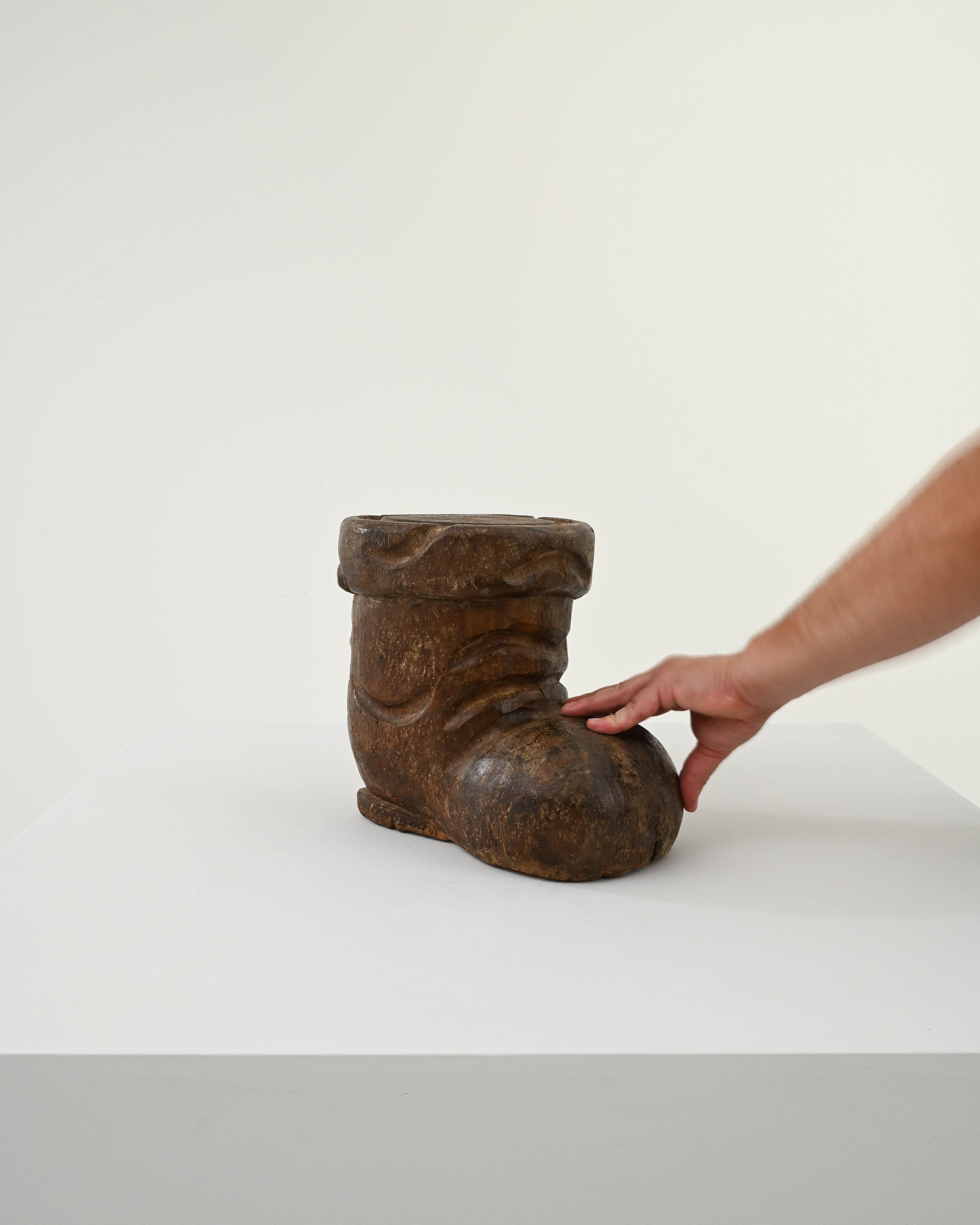 Français Décoration française de bottes en bois sculpté du 20ème siècle en vente