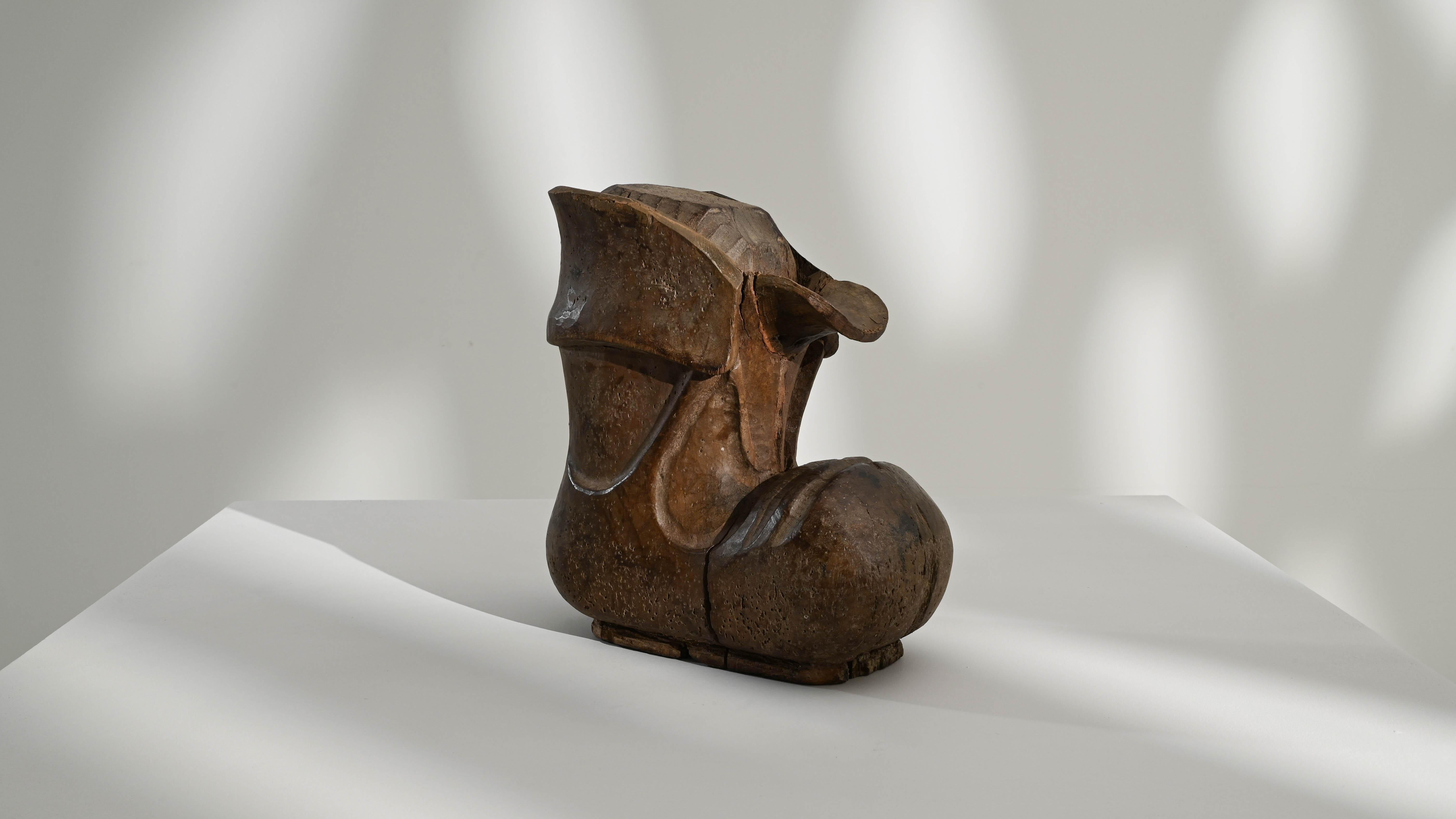 Adorno de bota de madera tallada francesa del siglo XX Madera en venta