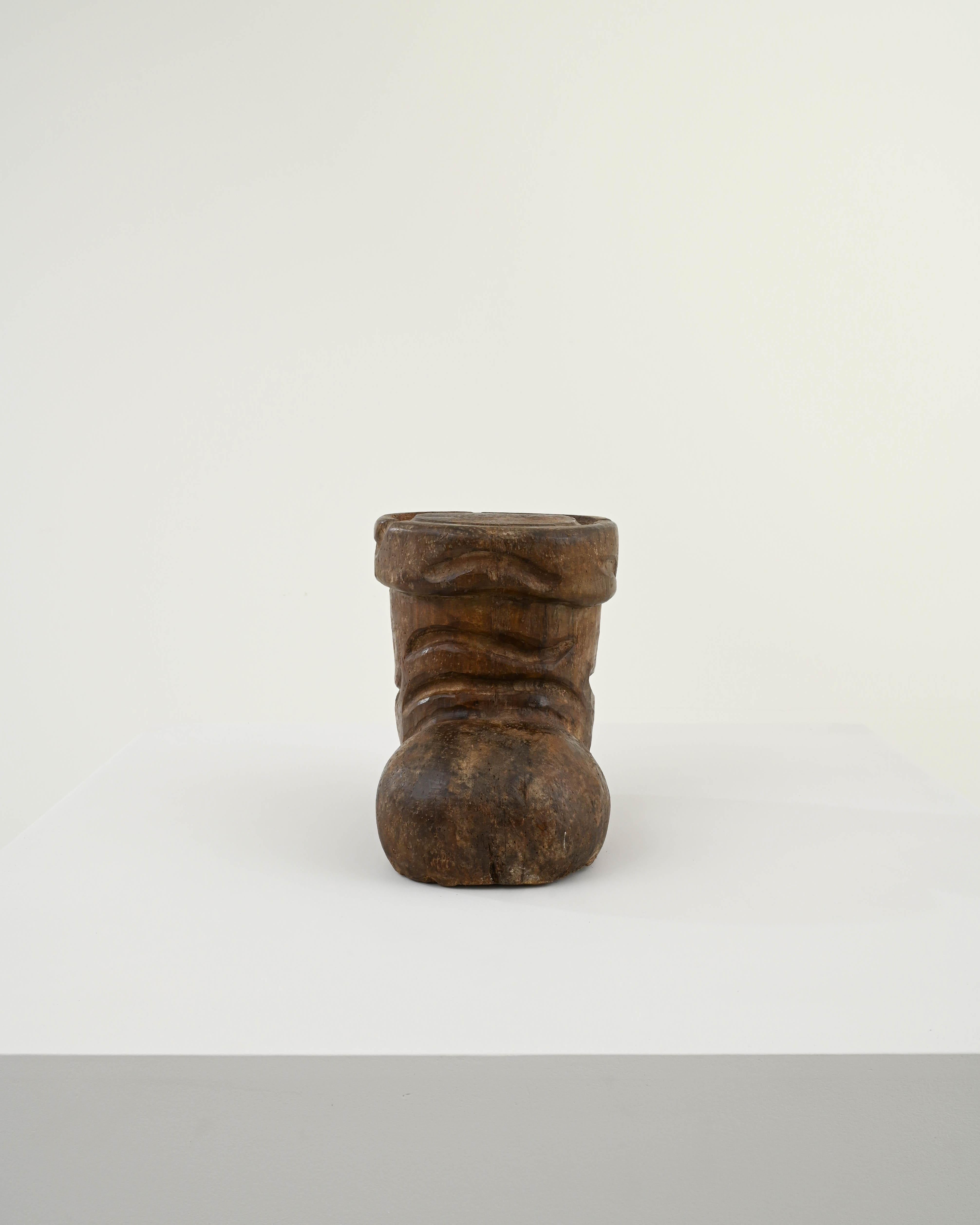 Décoration française de bottes en bois sculpté du 20ème siècle en vente 2