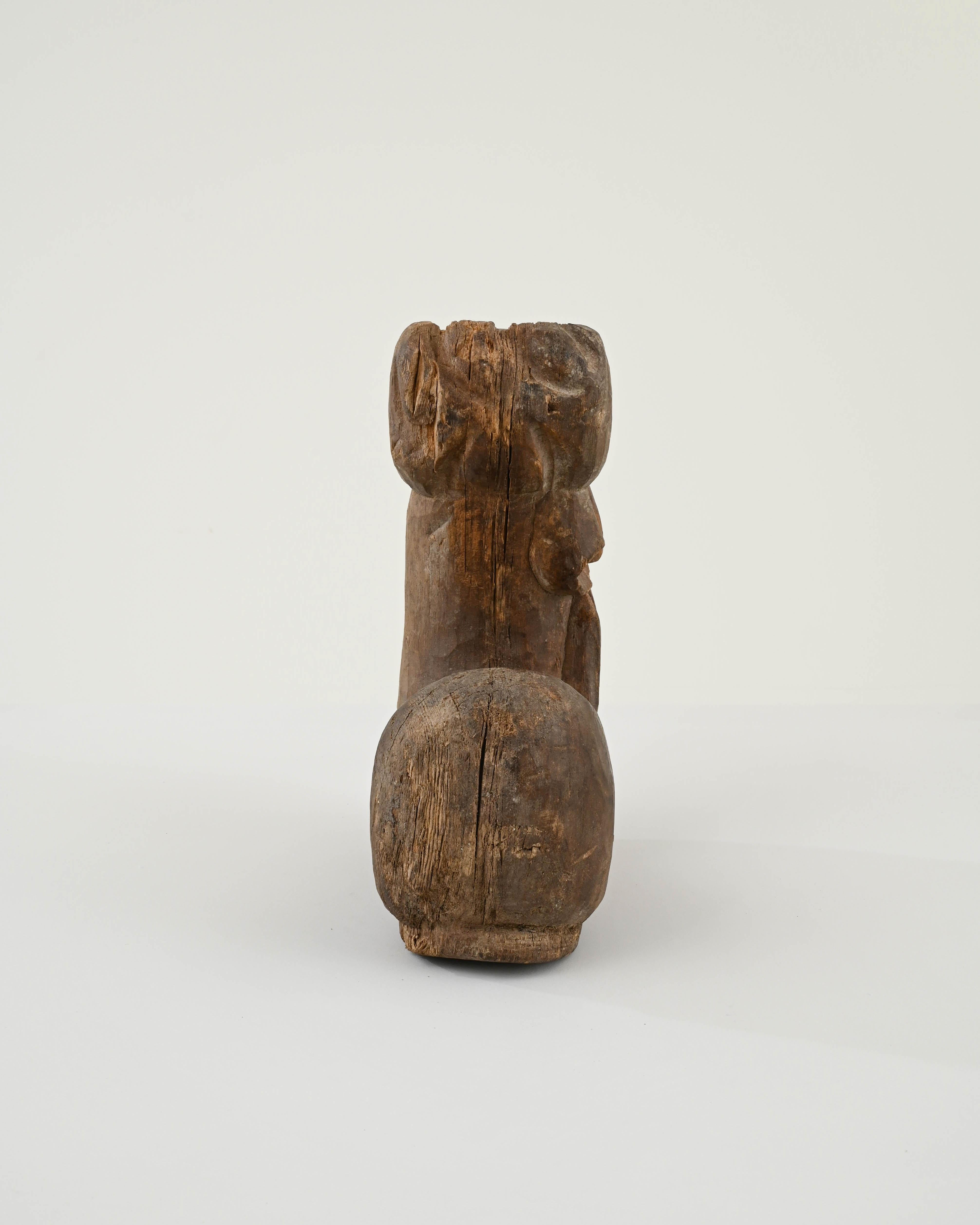Adorno de bota de madera tallada francesa del siglo XX en venta 3
