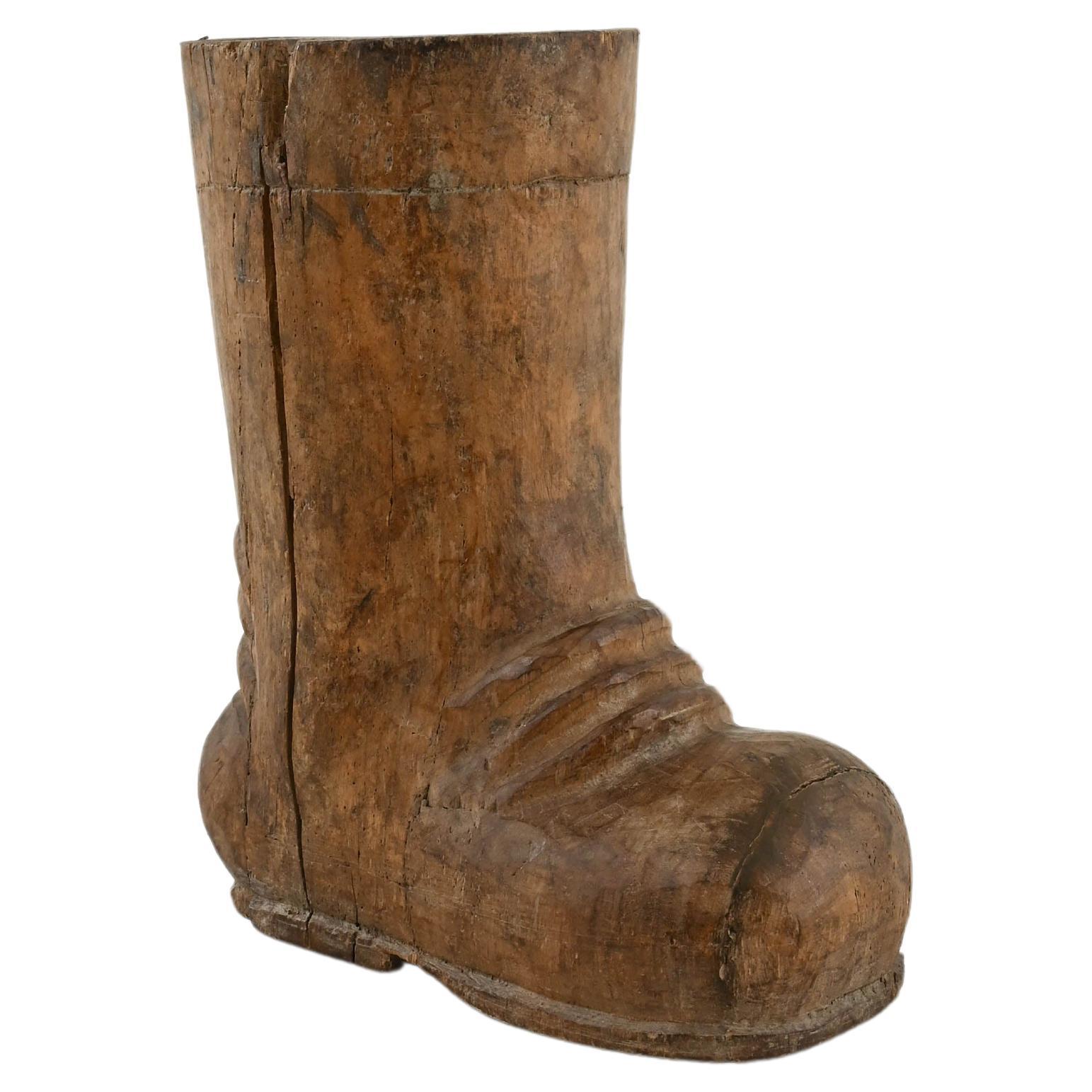 Adorno de bota de madera tallada francesa del siglo XX