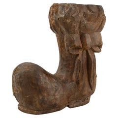 Decorazione di stivali in legno intagliato francese del XX secolo