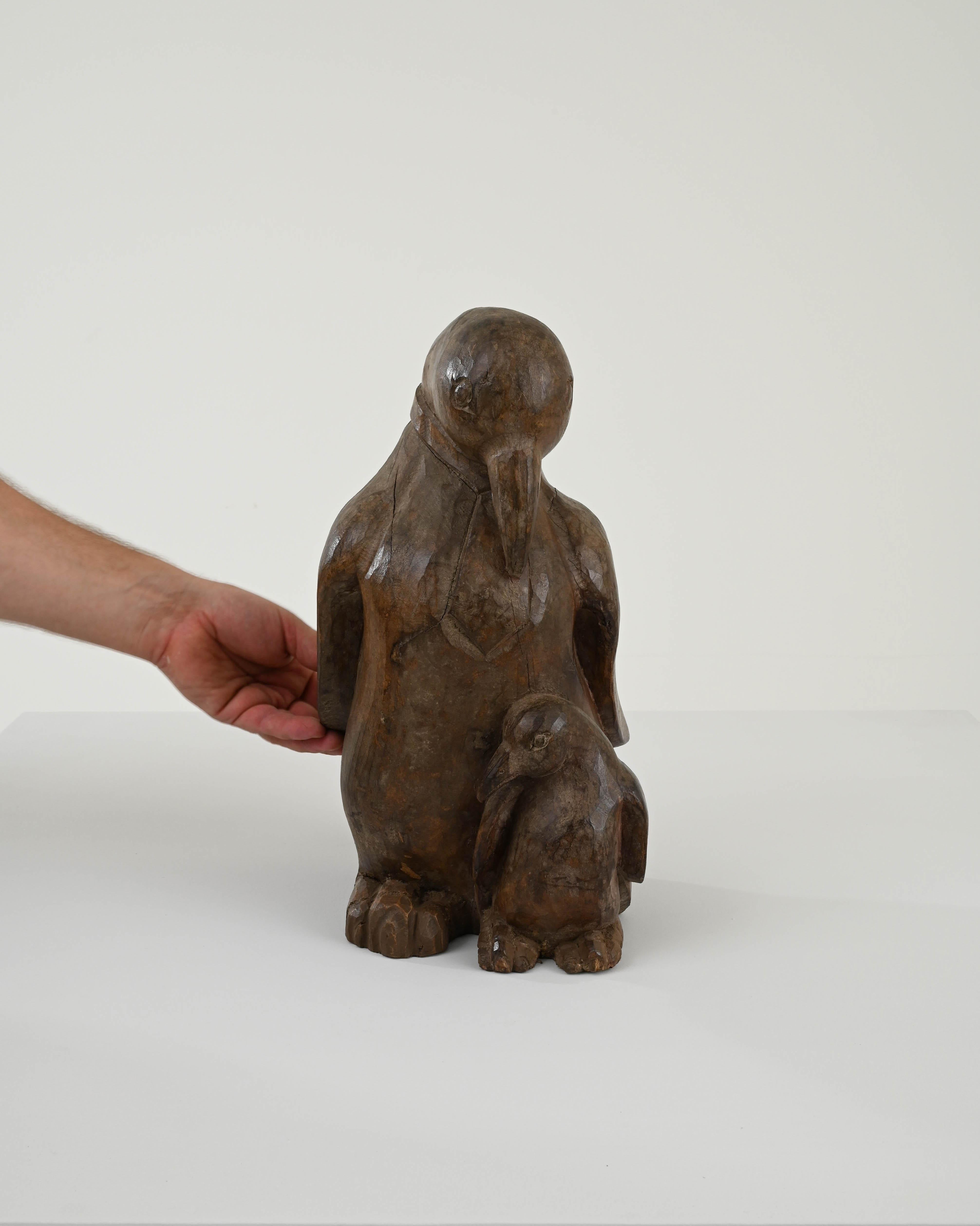 Französischer geschnitzter Holzpinguin mit Baby aus dem 20. Jahrhundert (Handgeschnitzt) im Angebot