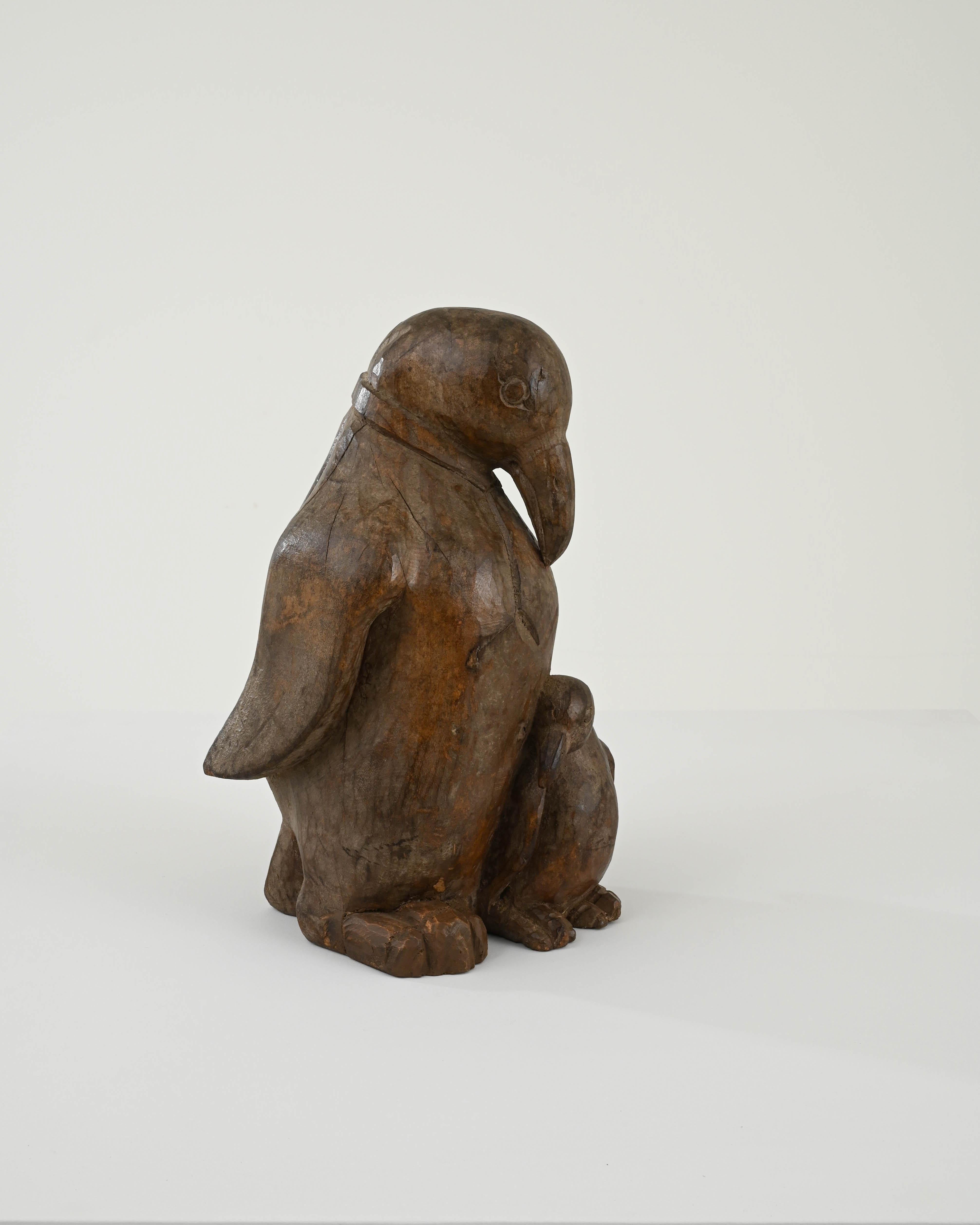 Sculpté à la main Penguin français du 20ème siècle en bois sculpté avec bébé en vente
