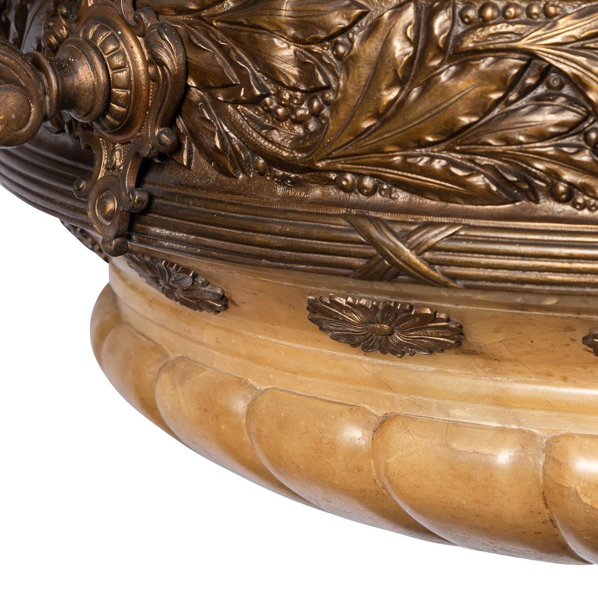Französischer Kronleuchter aus Bronzeguss und Alabaster des 20. Jahrhunderts, um 1900 im Angebot 10