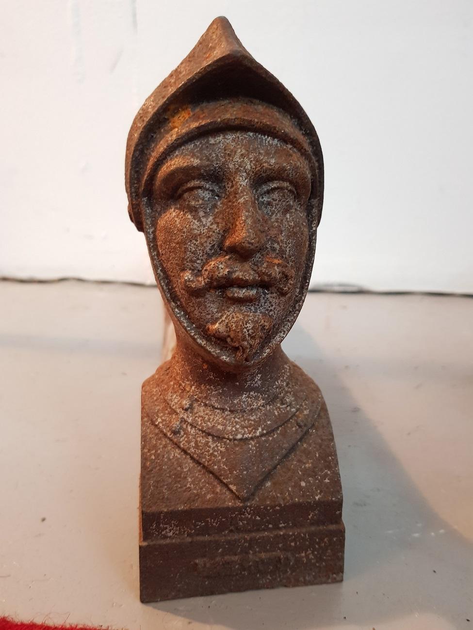 Set of French cast iron fireplace bucks with busts of the knight called Bayard, 20th century.

The measurements are:
Depth 45 cm/ 17.7 inch.
Width 8 cm/ 3.1 inch.
Height 20 cm/ 7.8 inch.